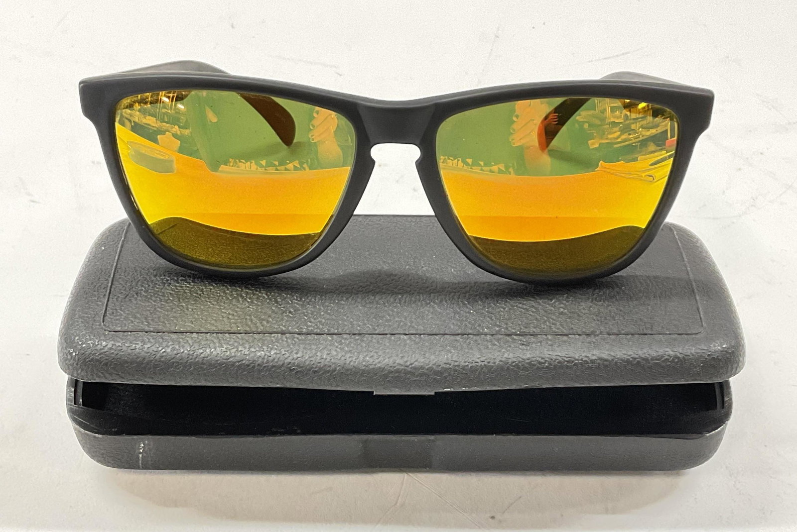 OAKLEY Sunglasses & Case (1 of 4)