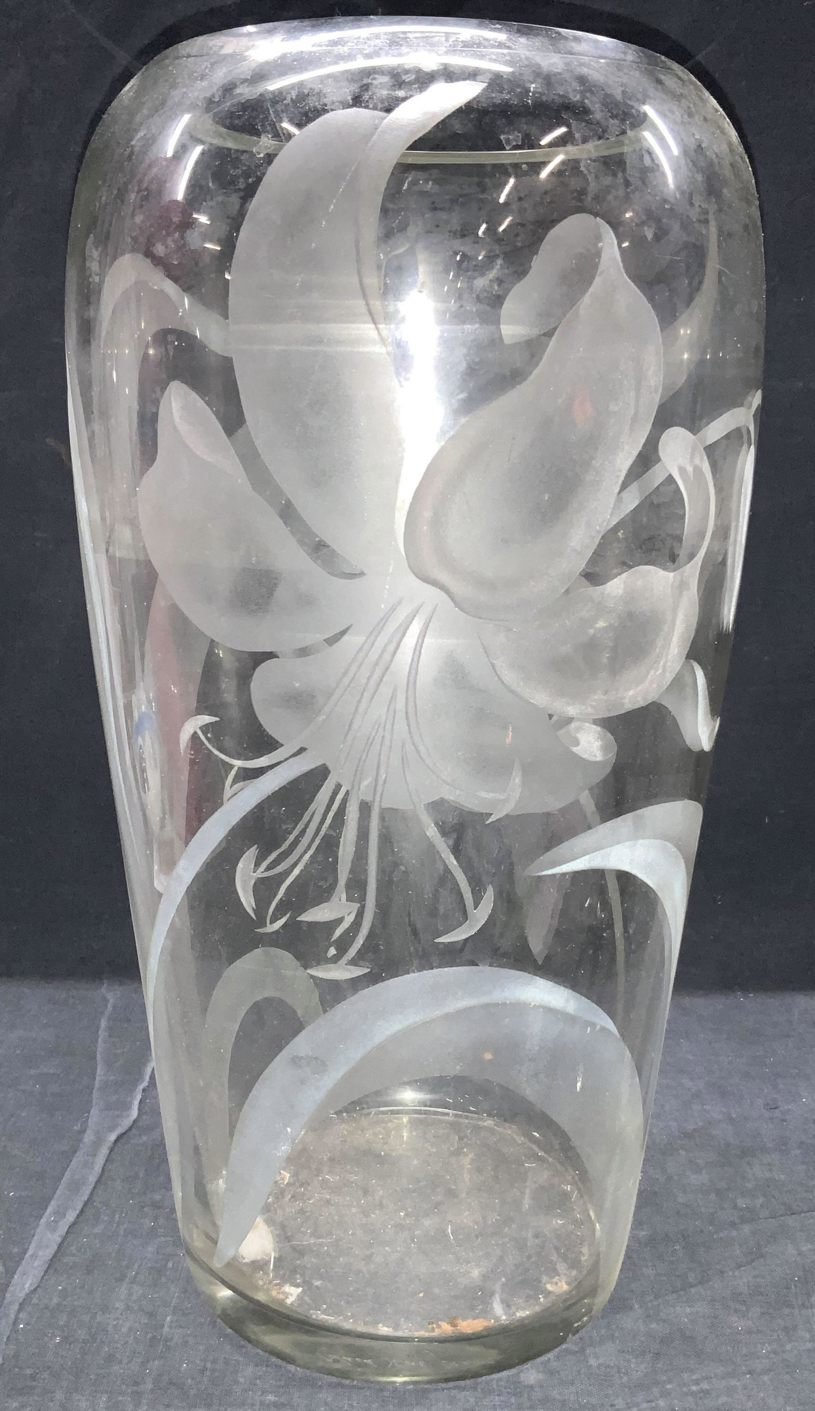 Vintage Franz Grosz Sand Etched Glass Vase: Vintage Franz Grosz glass vase, weighed, with sand etchings of lilies to exterior. Approximately 13.5 inches tall. Condition is consistent with vintage age and use. Franz Grosz studied at the Art Stud