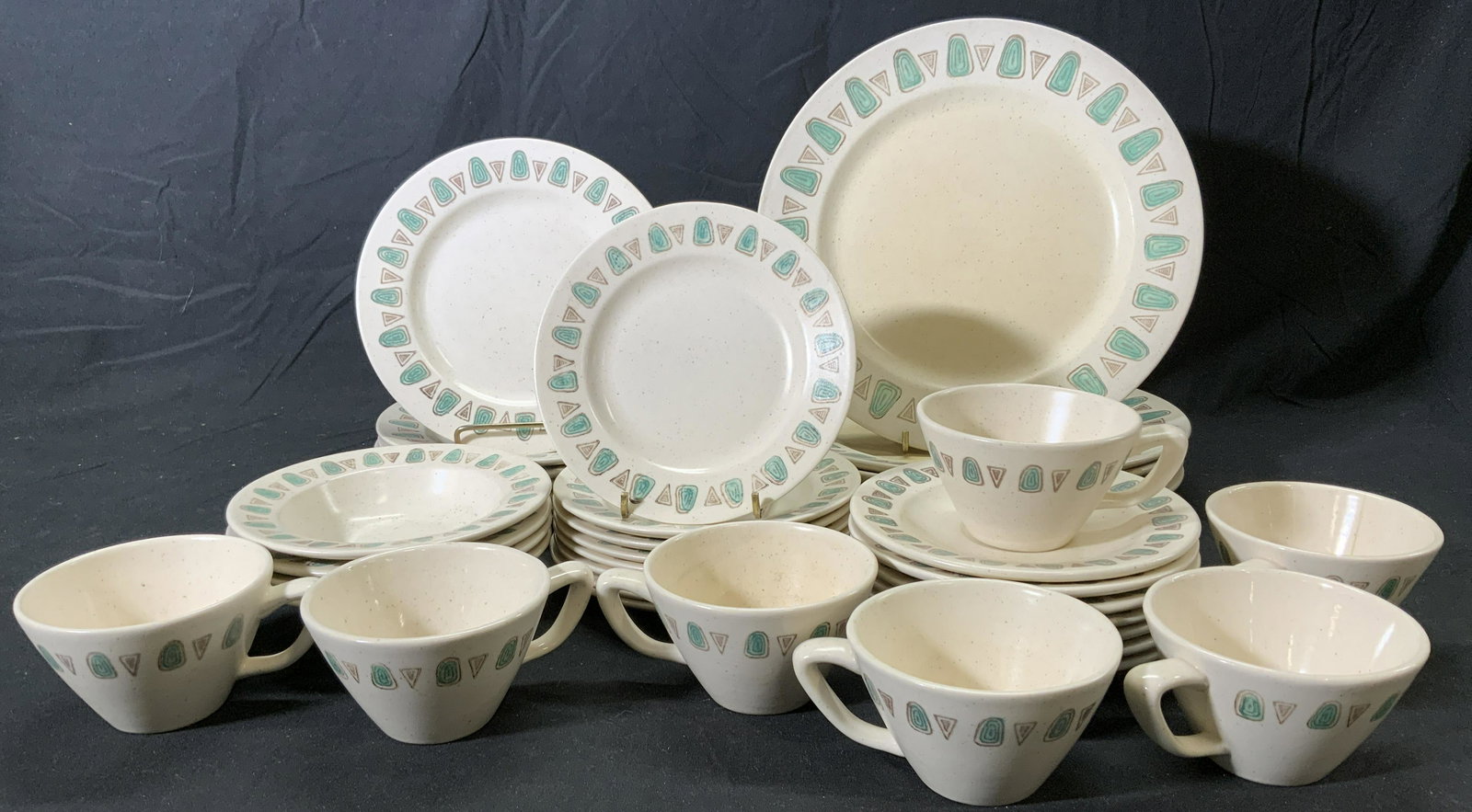 POPPYTRAIL BY METLOX Navajo Dinnerware Set 39 (1 of 7)