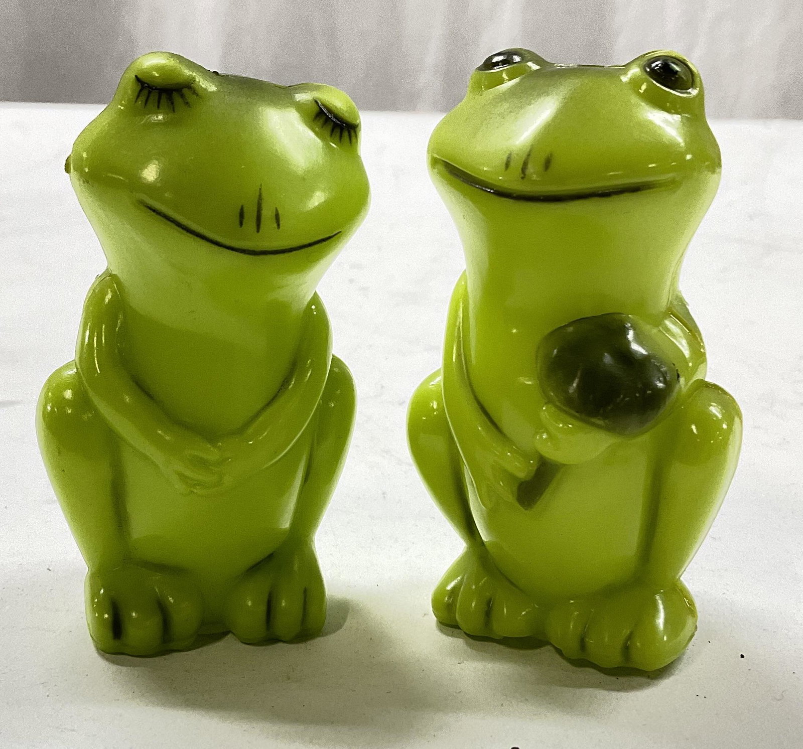 Vintage Frog Salt & Pepper Shakers: Vintage Frog Salt & Pepper Shakers. Measures approx 3 inches. Frogs are made of plastic material. Wear is consistent with age and use. Kitchenalia, vintage kitchenalia, frog salt & pepper shakers, fro