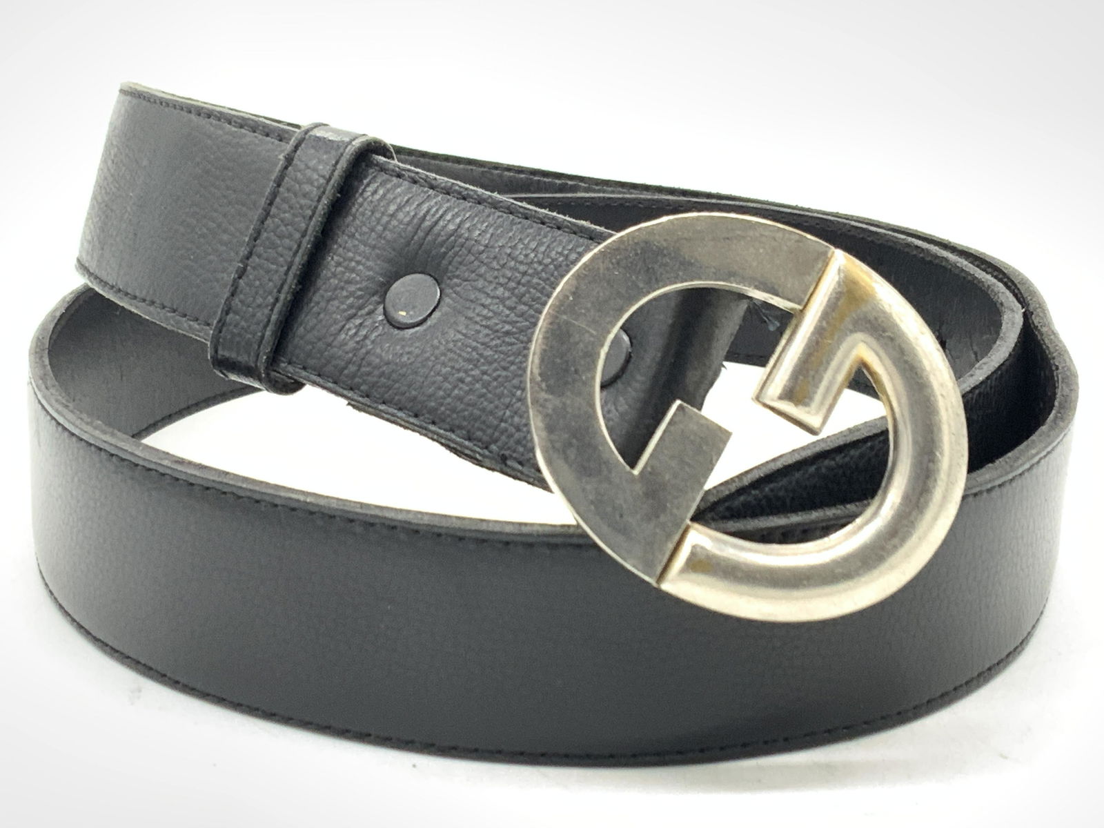 GUCCI Black Leather Fashion Belt, Italy: Black leather fashion belt, from end of buckle to middle hole measures approximately 97cm long. From buckle to end of the belt is approximately 49 inches long and 1.25 inches wide. Belt is crafted fro