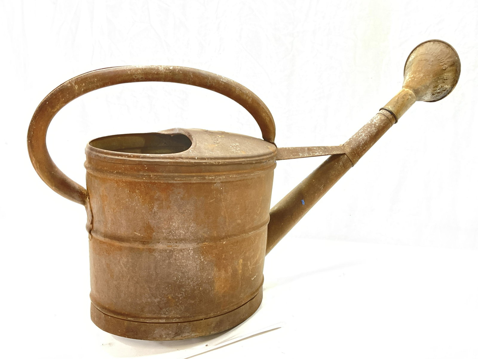 8L Antique Schneuderkanne Watering Can: 8L Antique Schneuderkanne Watering Can. Measures approx 27 x 15.5 inches. Labeled on top ‘ Schneuderkanne 8L’. Surface wear to piece consistent with age and use. Oxidation to metal. Antique tools,
