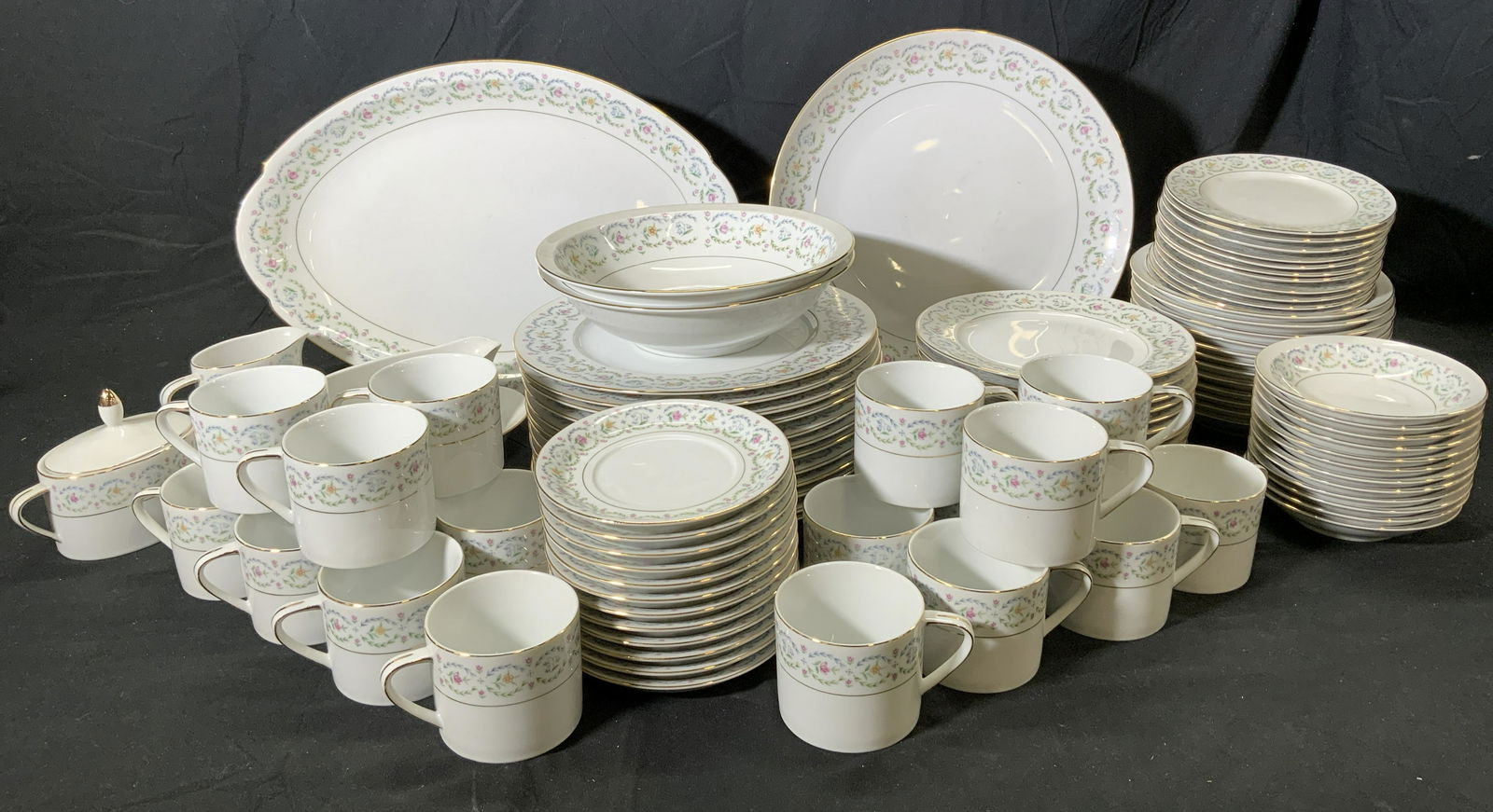 Vtg AMCREST Service for 12 Dubarry China Set 97 (1 of 7)