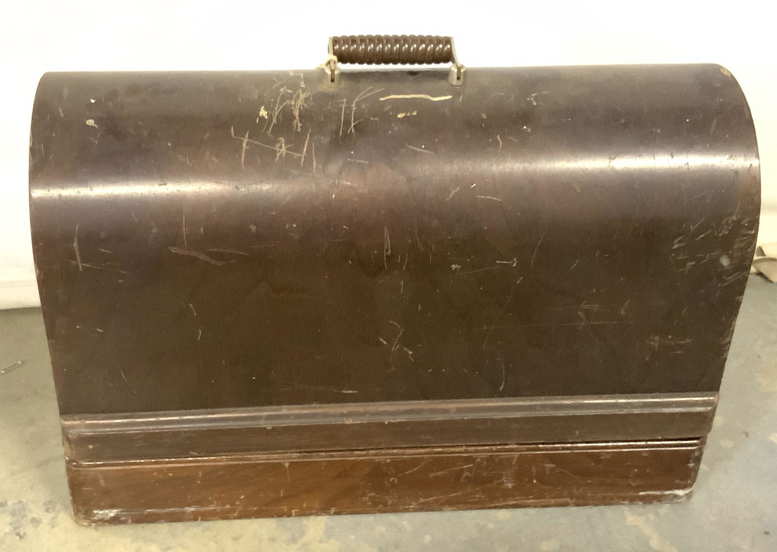 Antique SINGER Portable Sewing Machine (1 of 20)