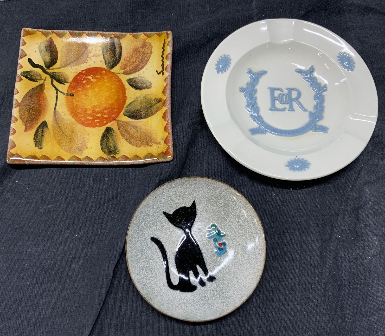 Lot 3 Assorted Ceramic Porcelain & Enamel Dishes (1 of 7)