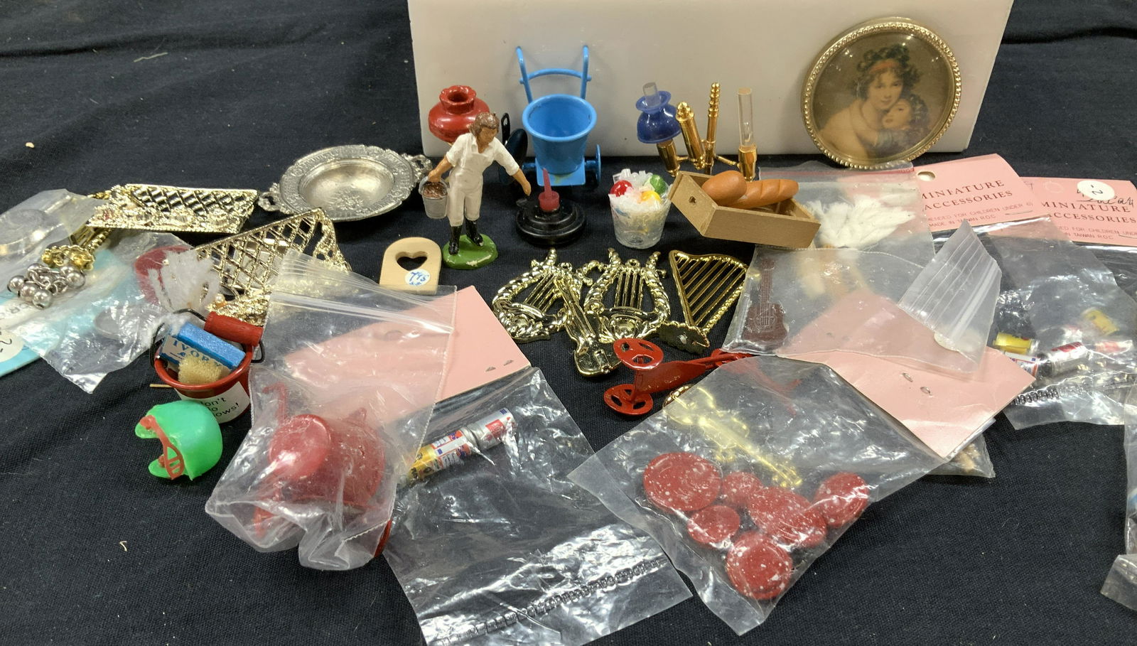 Group Lot Miniature Arts and Crafts Accessories (1 of 7)