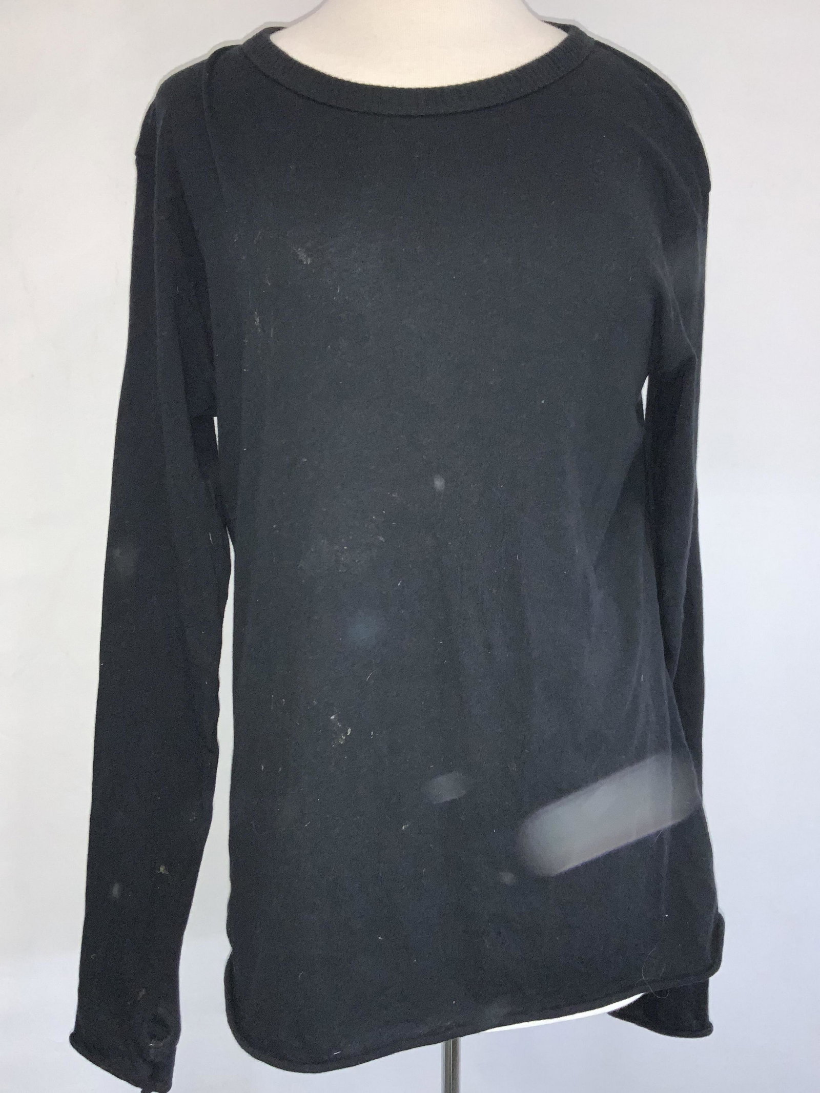 ENZA COSTA Cashmere & Cotton Crew Neck Sweater: Black crew neck long sleeve sweater. Designer tag reads ENZA COSTA, material tag reads 15% Cashmere, 85% Cotton. Made in u.s.a. Arm length is approximately 25 inches long. Evident wearing to material.