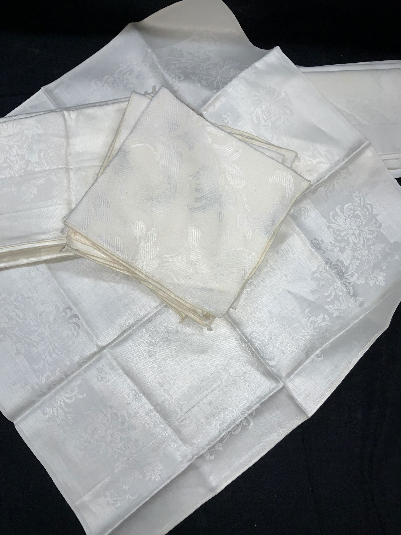 Assorted Lotas of Vintage Dinner Napkins (1 of 7)