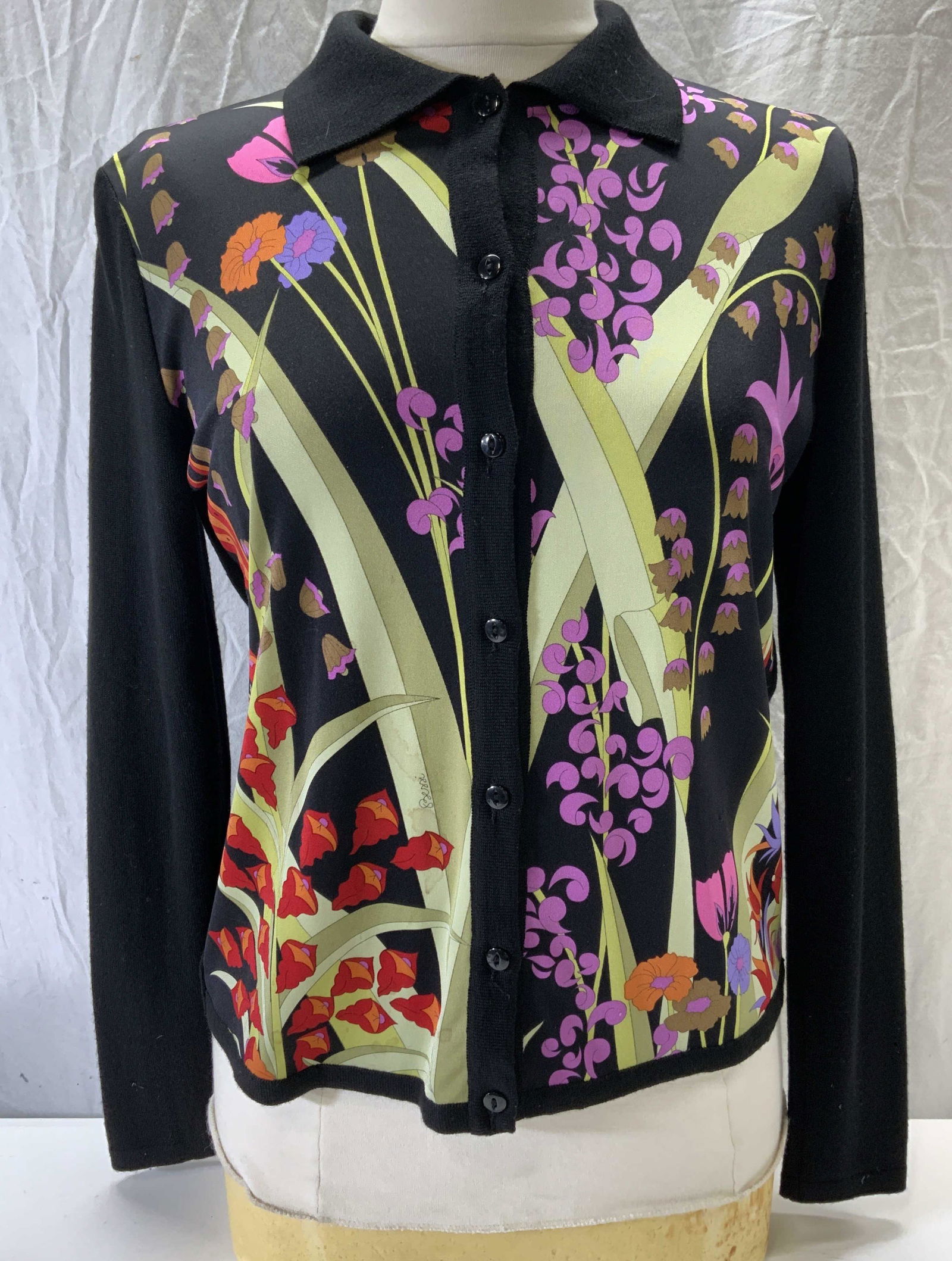 DELLE CELLE Botanical Button Up Cardigan: DELLE CELLE button up cardigan in black with botanical motif in hues of purple, red, and green. Size 8. Some blemishes to torso. DELLE CELLE, ladies boutique cardigan, ladies boutique sweater, ladies