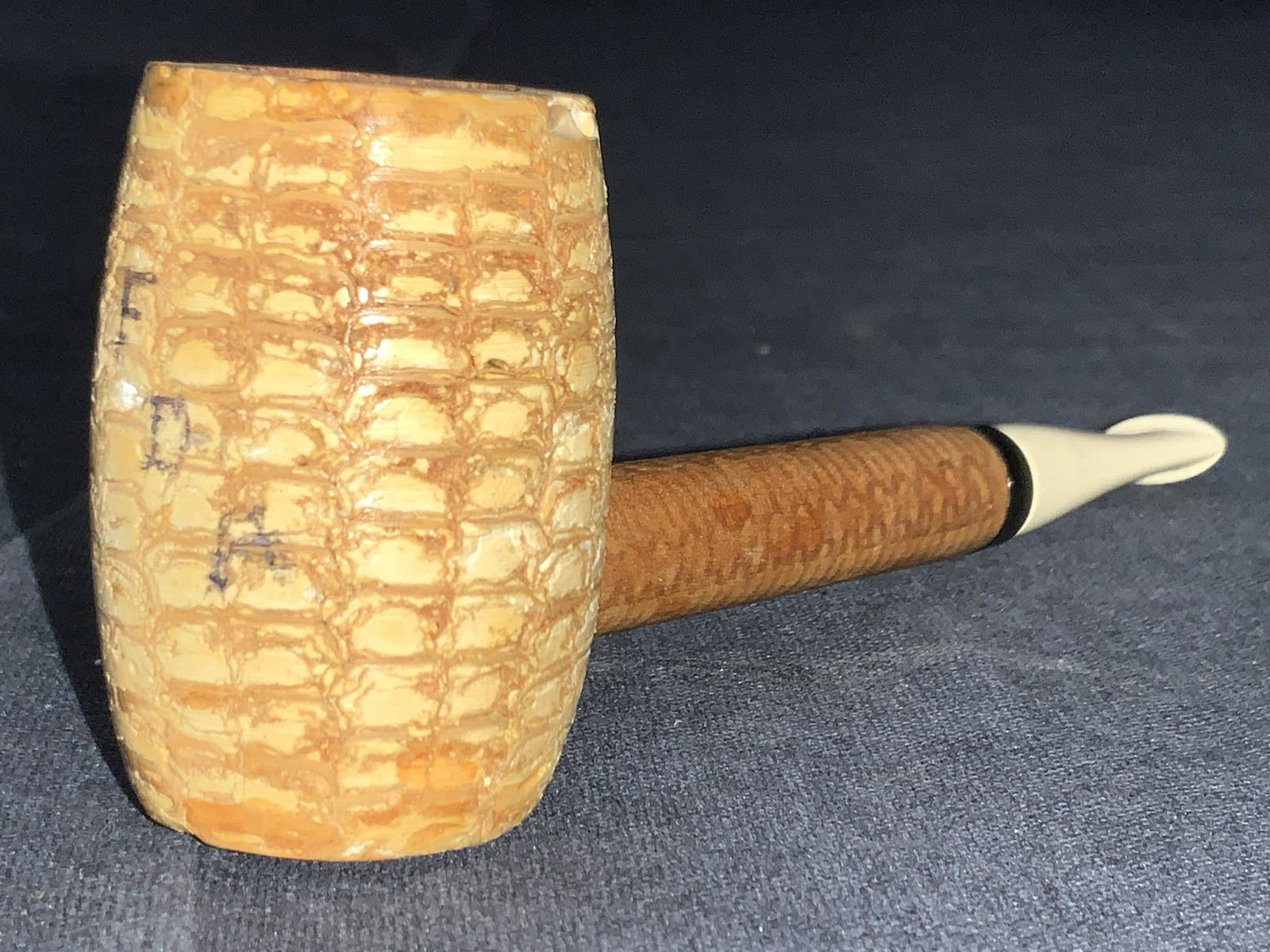 Vintage Missouri Meerschaum Corn Comb Pipe: Vintage corn comb and wooden pipe with white composite mouth piece. Marked on underside Missouri Meerschaum. Approximately 5 inches long. Minor wearing to mouth piece. Vintage tobacco pipe, corn comb 