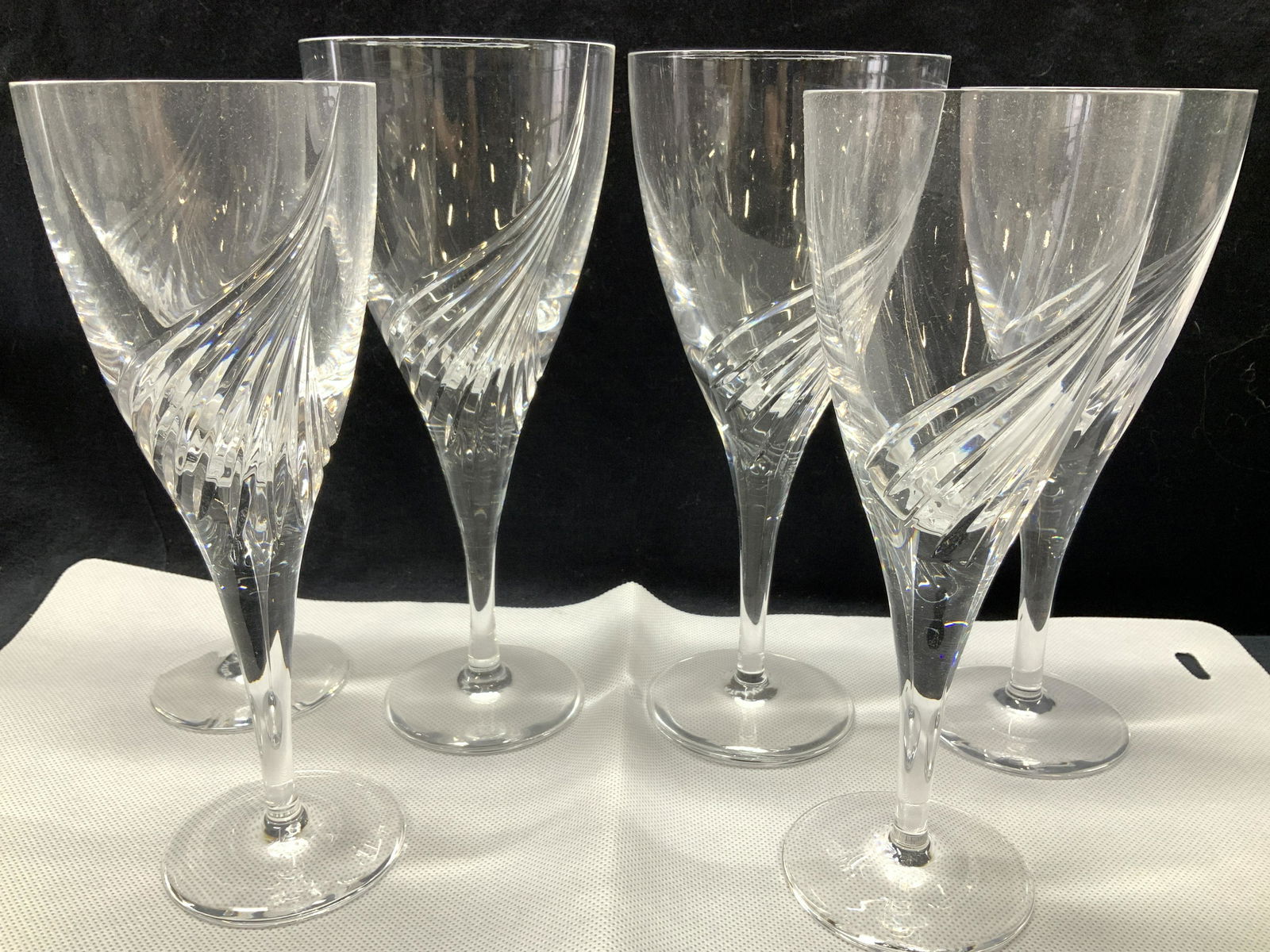 ATLANTIS Hand Blown Lead Crystal Glasses, 6 POR: Luxury vintage Full lead Crystal wine glasses, hand blown cut crystal , signed on verso with acid mark Atlantis original boxes, Set of 4 in 1 box, pair in 2nd box. 2 sizes, Glasses measures 8 x 3.25 i