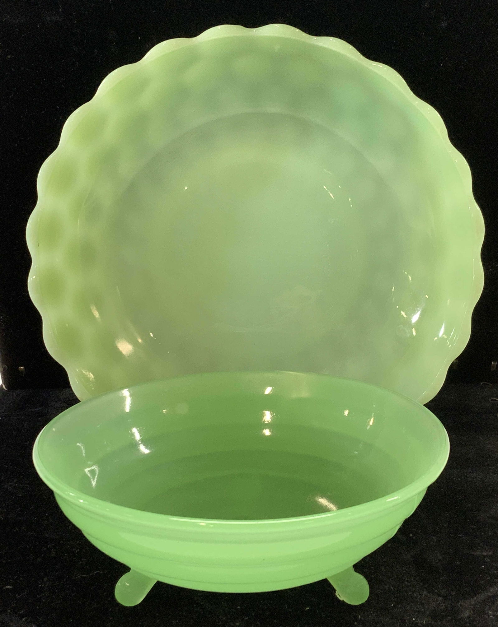 Lot 2 Vintage Jadeite Glass Bowls (1 of 5)