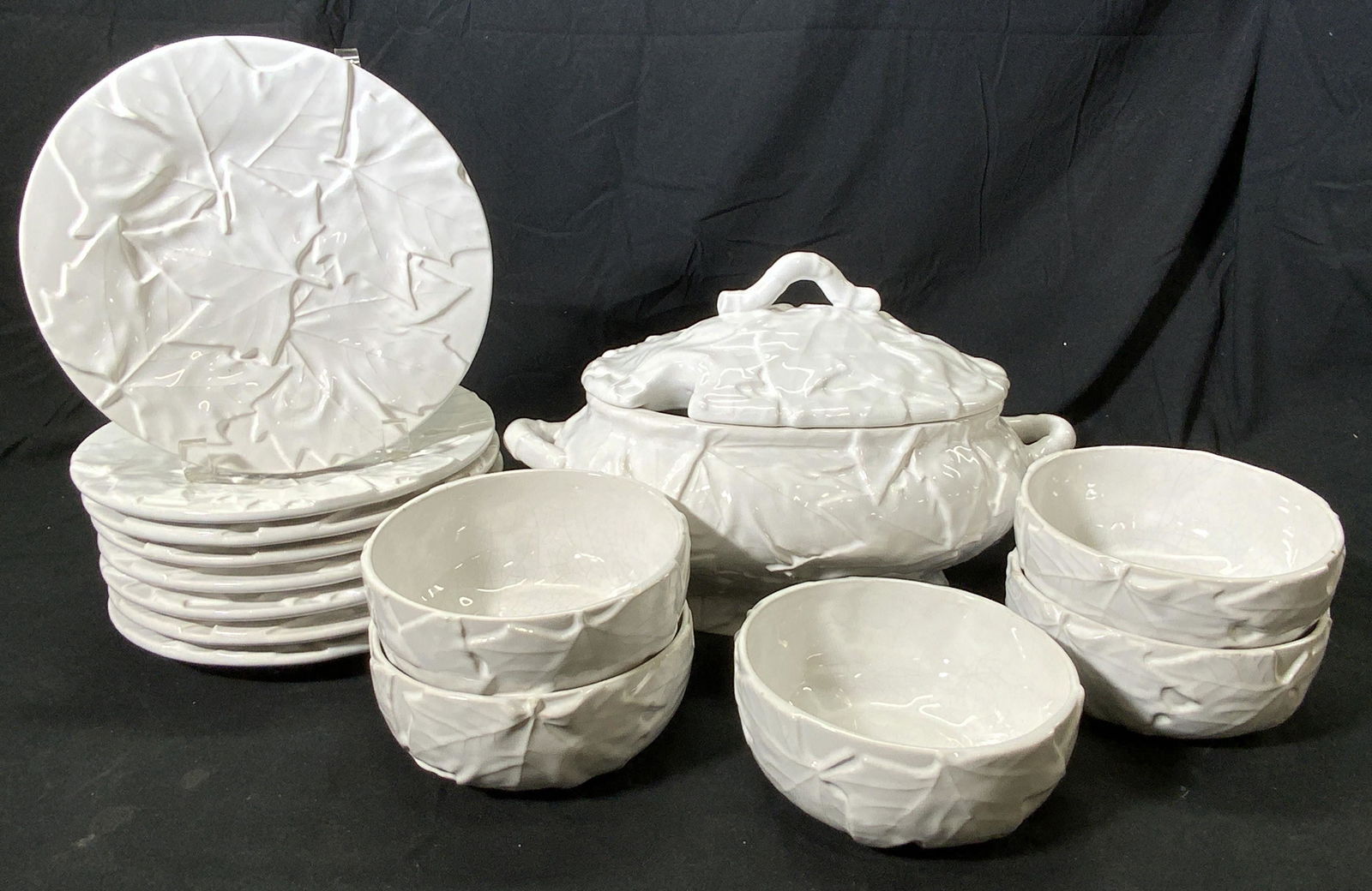 Set 14 BORDALLO PINHEIRO Maple Leaf Tableware (1 of 6)
