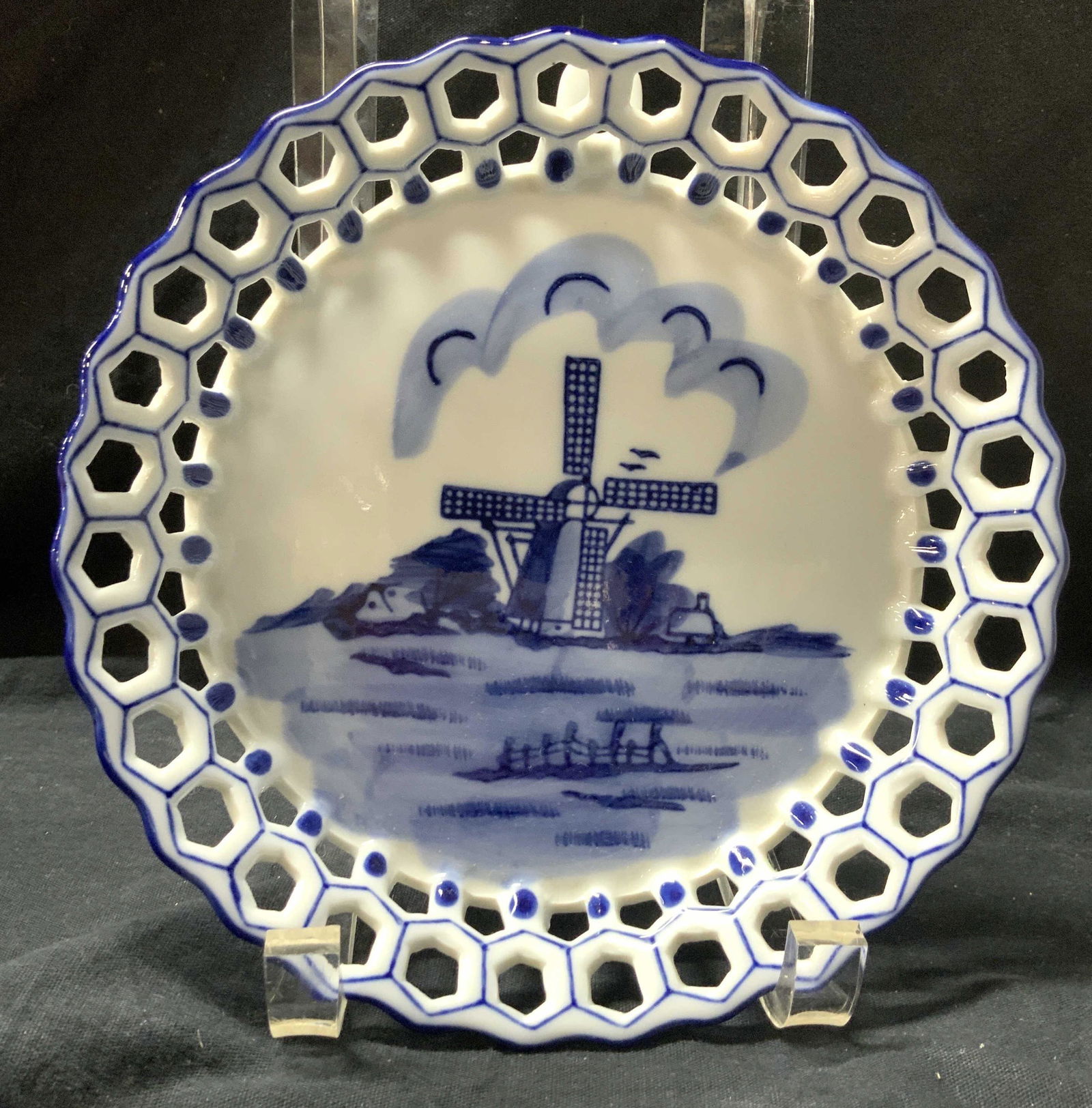 OTS DELFT BLUE HOLLAND Hanging Porcelain Dish (1 of 7)