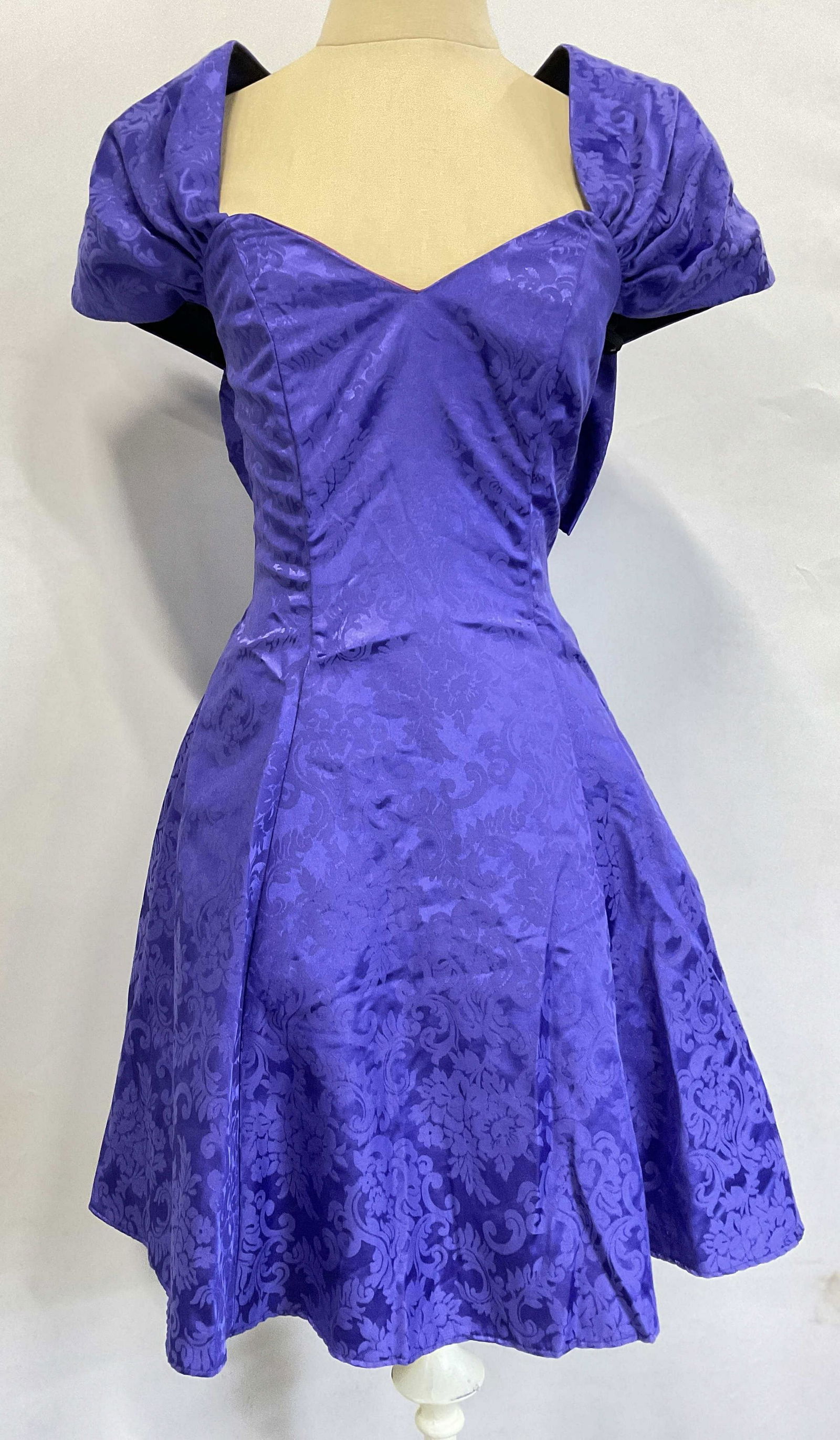 Jessica McClintock Damask 80s Style Dress: Jessica McClintock Damask 80s Style Dress Waist measures approx 13.5 inches, length from waist down measures approx 20 inches. Damask floral detail. Wire to torso of piece. Puff sleeves. Made of 65% c