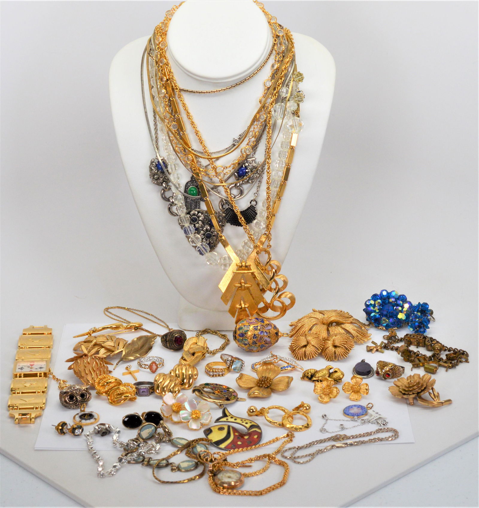 Fantastic Costume Jewelry Lot. Over 40 Pieces. (1 of 6)