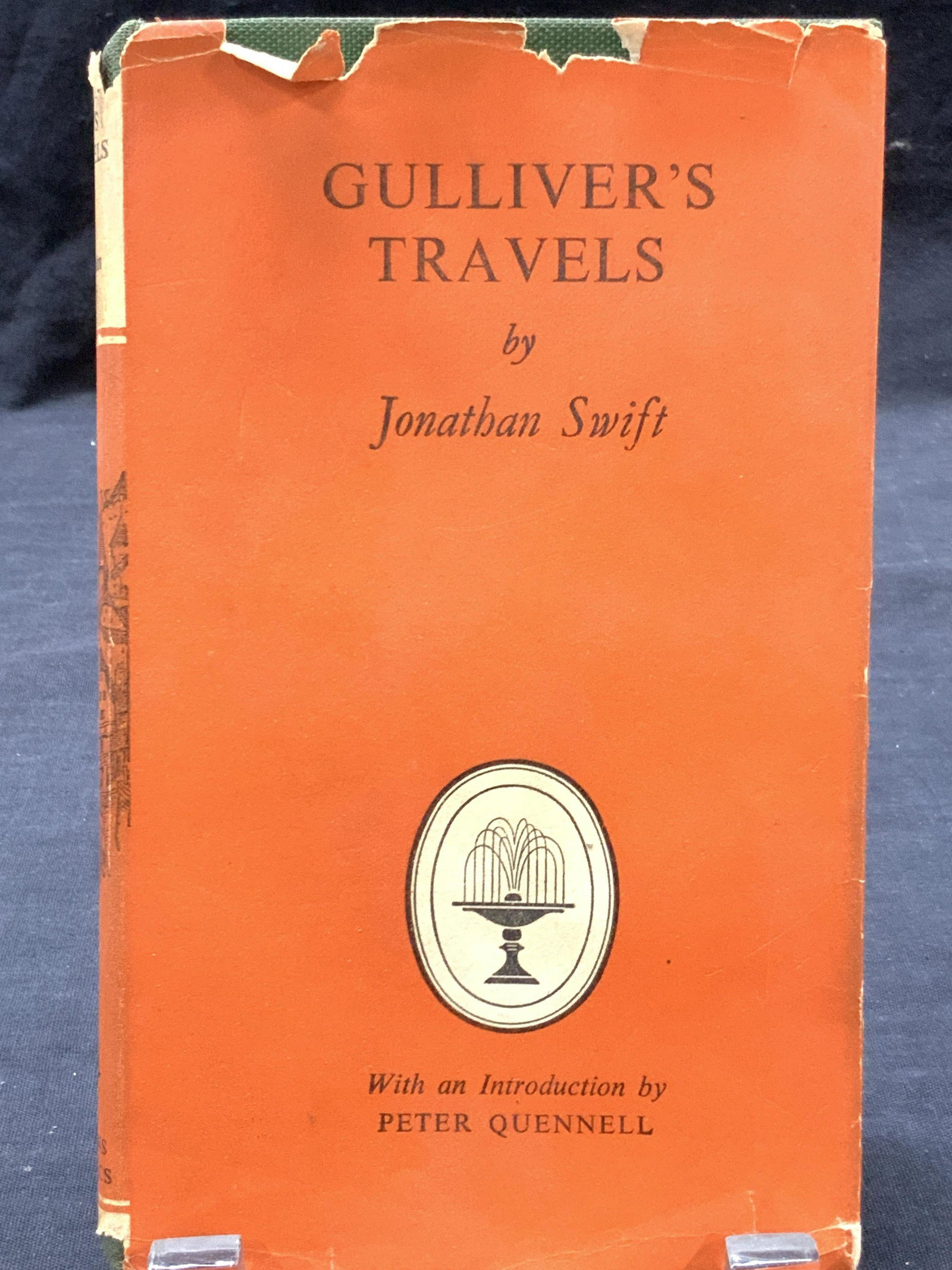 Vintage GULLIVERS TRAVELS By John Swift, 1953: Vintage, Hardcover GULLIVERS Travels, by Jonathan Swift, with an introduction by Peter Quennell, copyright 1953, printed by Collins Classics, London and Glasgow. Evident wearing to edges of sleeve, wi