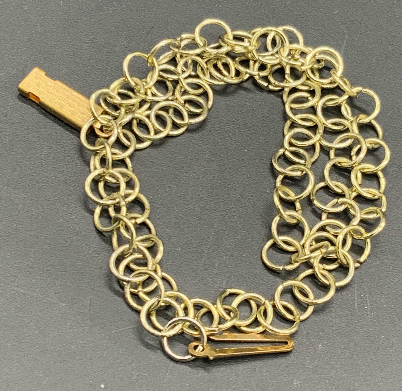 Vintage Minimalist Circle Chain Choker Necklace: A vintage gold tone metal circle chain necklace with a box clasp closure. Necklace length approx 16 inches. Vintage jewelry, Vintage accessories, Fashion Jewelry, Estate Jewelry, Costume Jewelry, Ladi