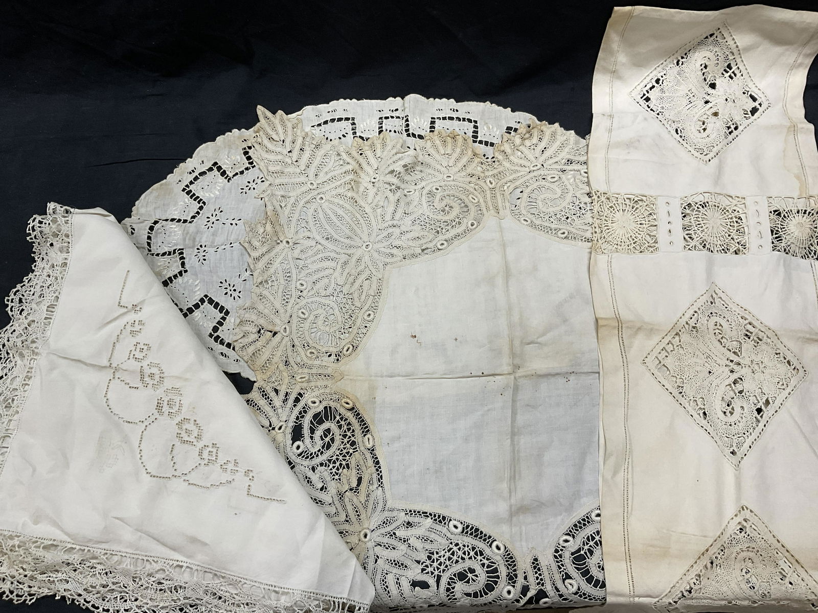 Lot 4 Vintage Tabletop Lace Detailed Linens: Lot 4 Tabletop Lace Detailed Linens. Beautiful lace detail to linens. Table runner measures 76 inches in length. Significant staining present to linens. Up cycle linens & dye them to other colors. Vin