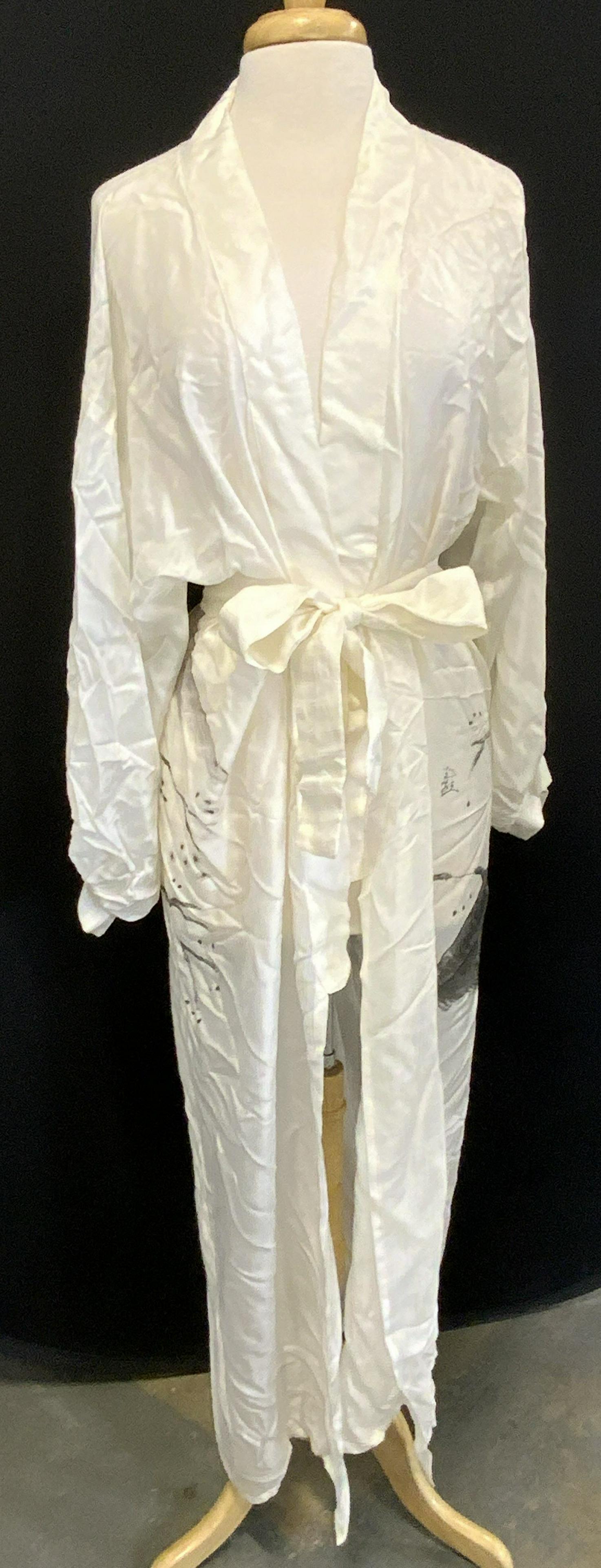 Vintage White Silk Asian Robe: A vintage white silk robe with Asian landscape motif to back. One size fits most Gently worn. Measures approx. 21 inches across chest. Robe, silk robe, white robe, Asian robe, ladies robe, Asian lands