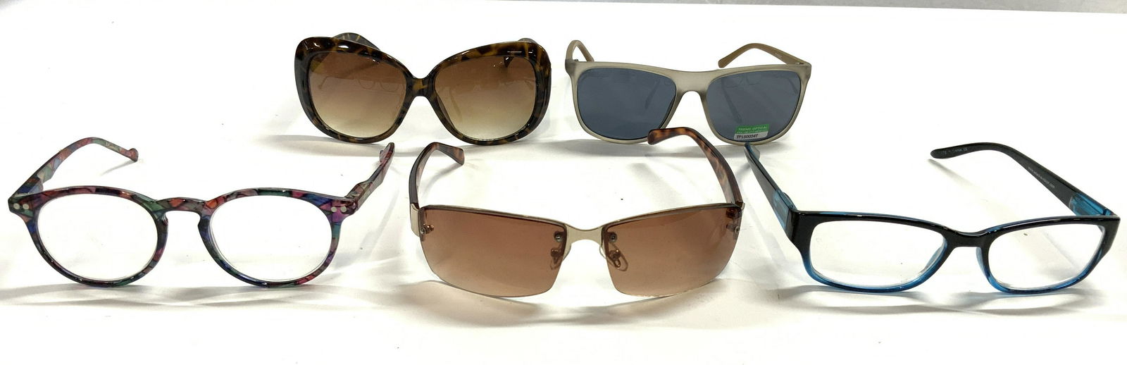 Lot 5 Assorted Glasses & Sunglasses: Lot includes 5 pairs of glasses including 2 shades & 3 eyeglasses. Each pait has differing frames. Includes brands such as FOSTER GRANT, TORNADO, FRANCO SARTO & SELECT-A-VISION. Largest pair measures