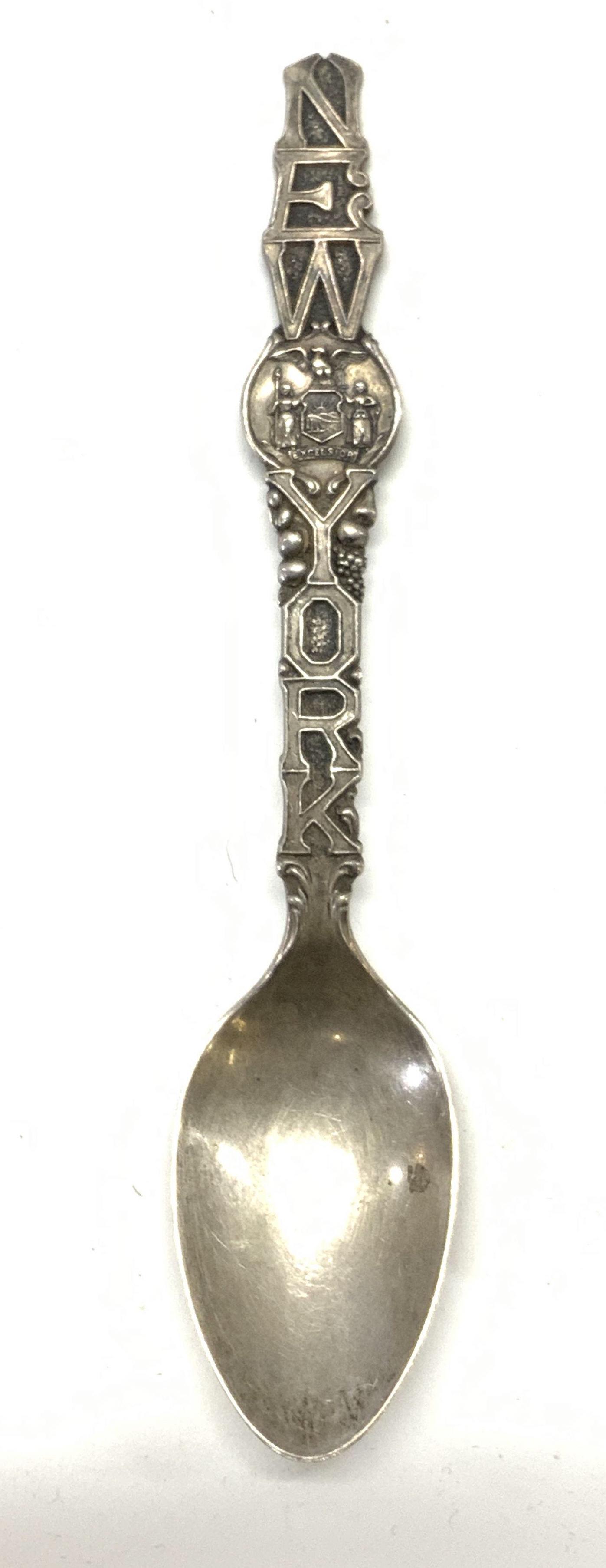 Vintage STERLING SILVER New York Spoon: A vintage sterling silver spoon with embossed decoration. Reads NEW YORK and features New York State flag to front. Reads NIAGARA FALLS, ALBANY, STATUE OF LIBERTY, with landmark motifs to underside. M