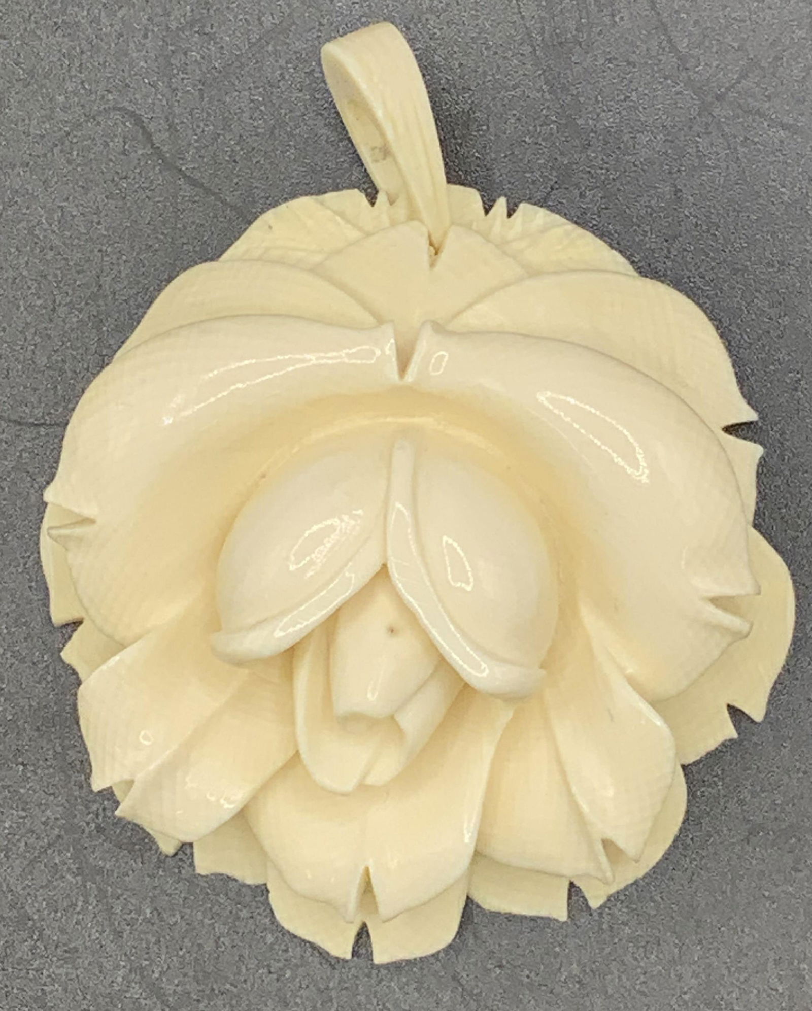 Vintage White Resin Rose Pendant XL (1 of 6)