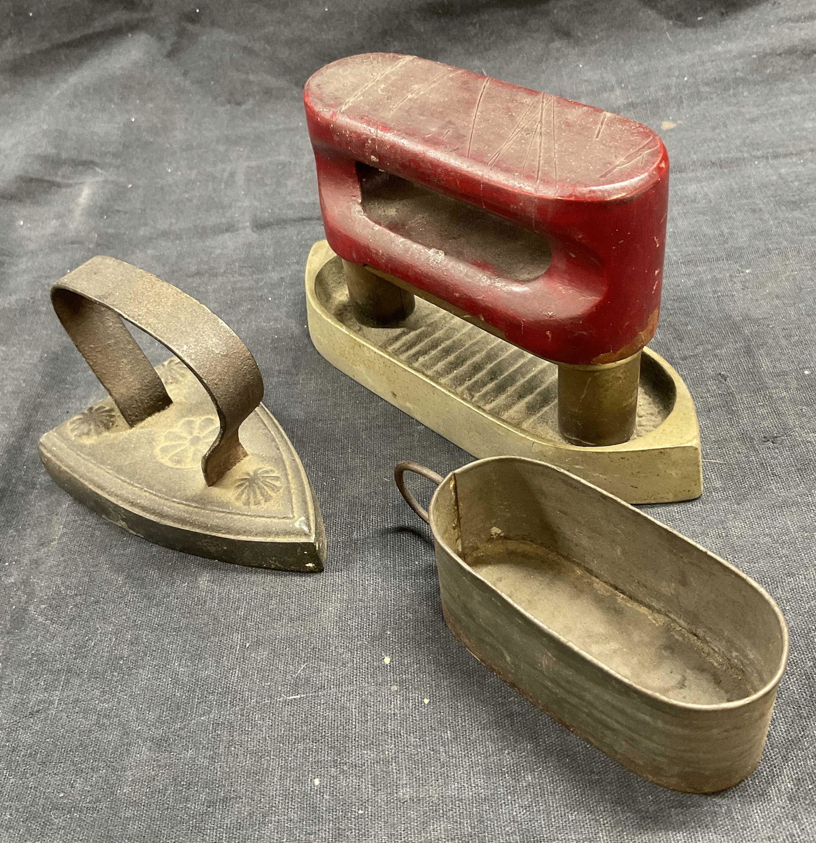 Lot 3 Sad Irons and Metalware (1 of 4)
