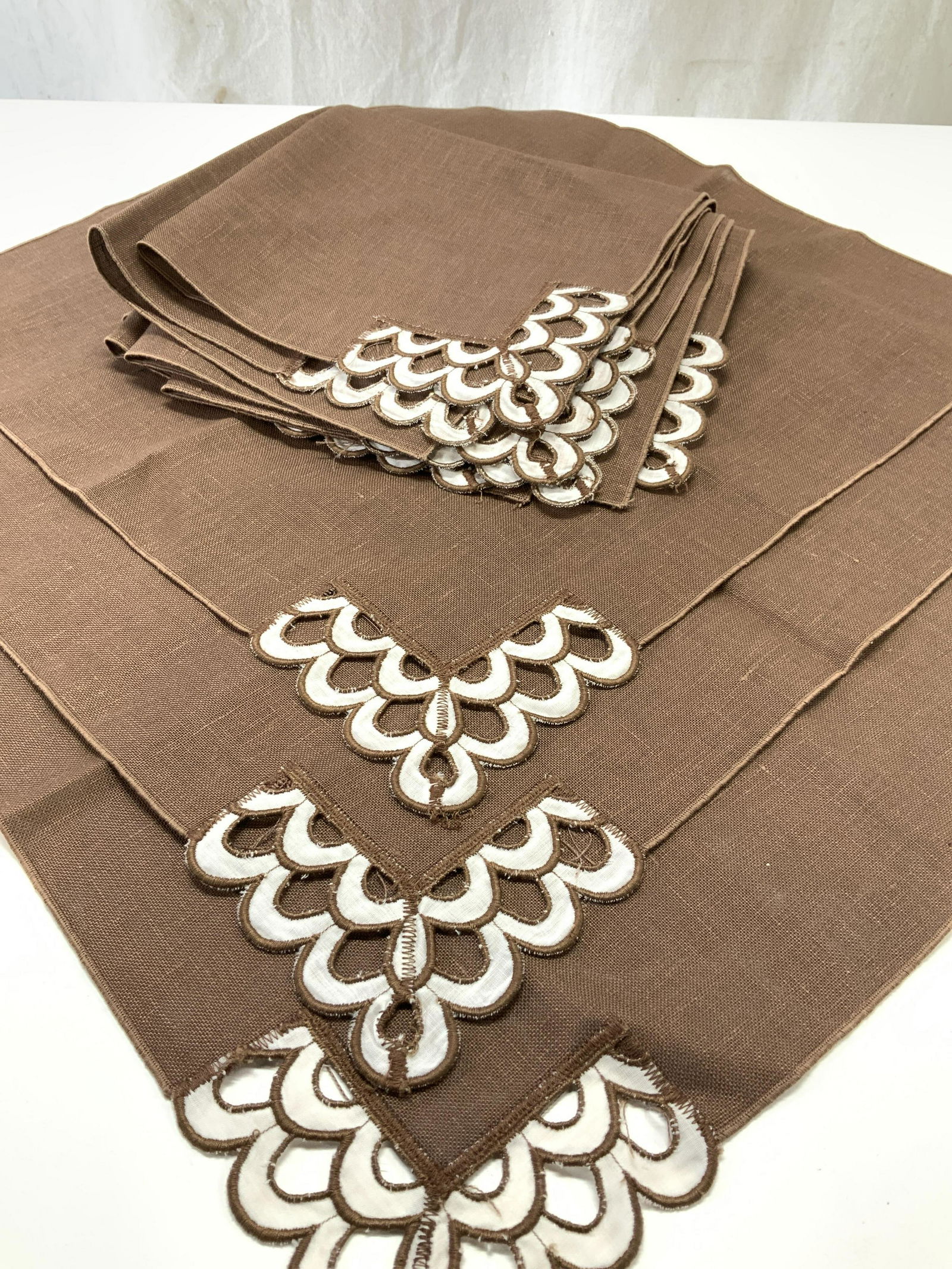 Set 12 Fabric Dinner Napkins (1 of 4)