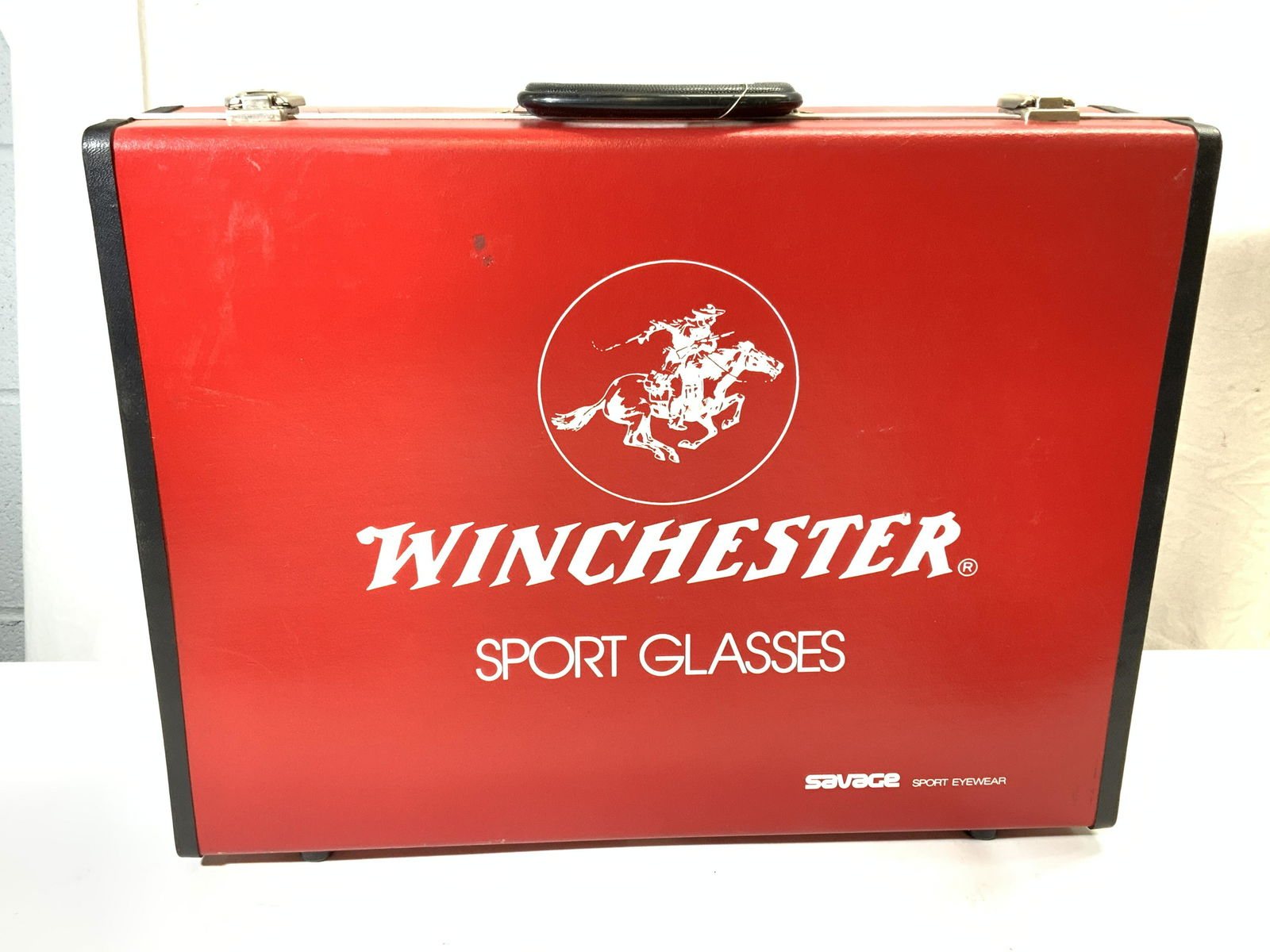 WINCHESTER SPORT GLASSES Red Suitcase (1 of 4)