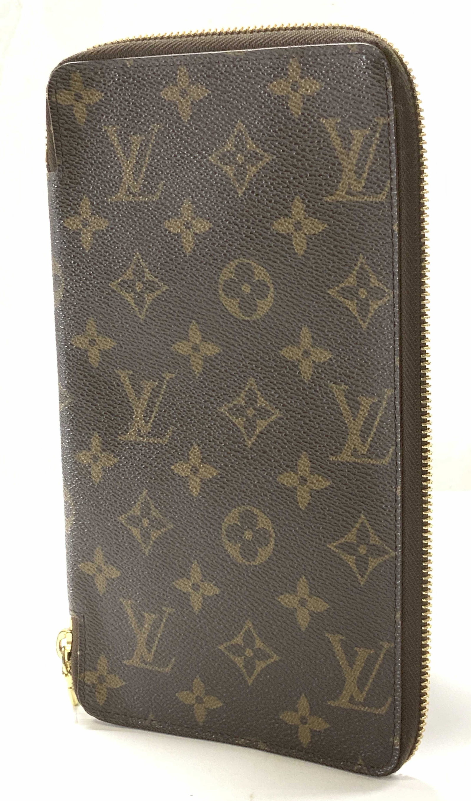 LOUIS VUITTON Monogrammed Passport Holder, FR (1 of 8)