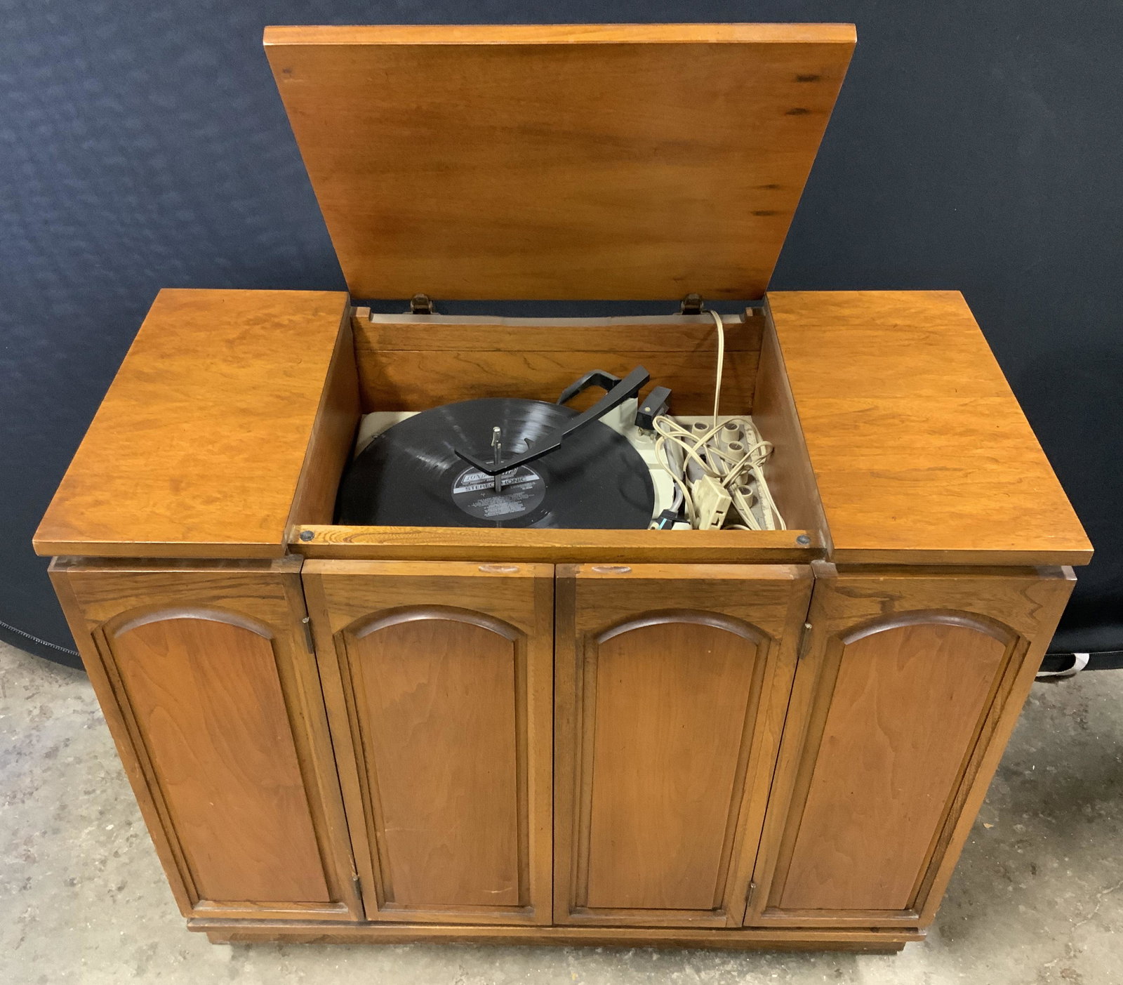 KLH Record Player Console Cabinet (1 of 9)