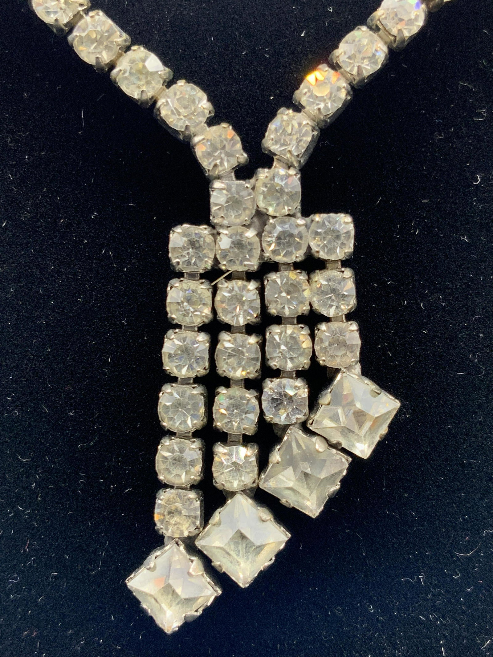 Vintage Crystal Dangle Chain Choker Necklace: A vintage faceted colorless crystal necklace. Dangle chain pendant to the center. Necklace length approx. 14 inches. Box clasp closure does not stay closed, needs adjustment. Some missing crystals. Vi