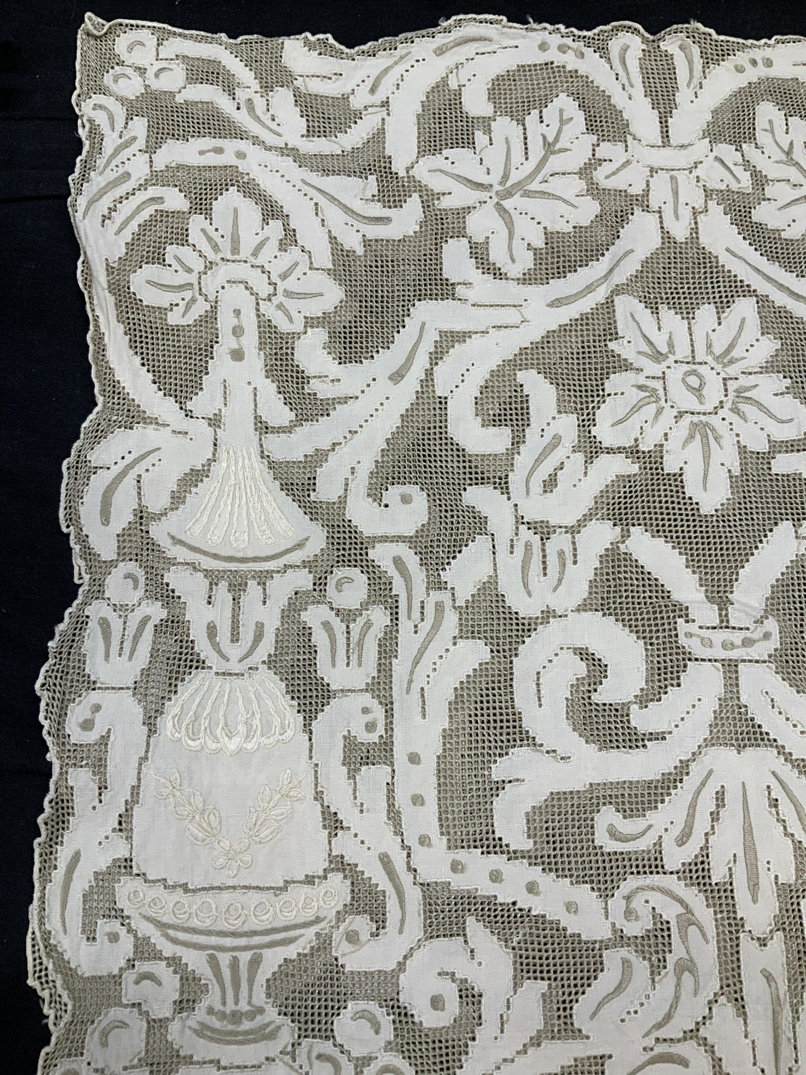 Linen, Embroidery & Crochet table runner (1 of 4)