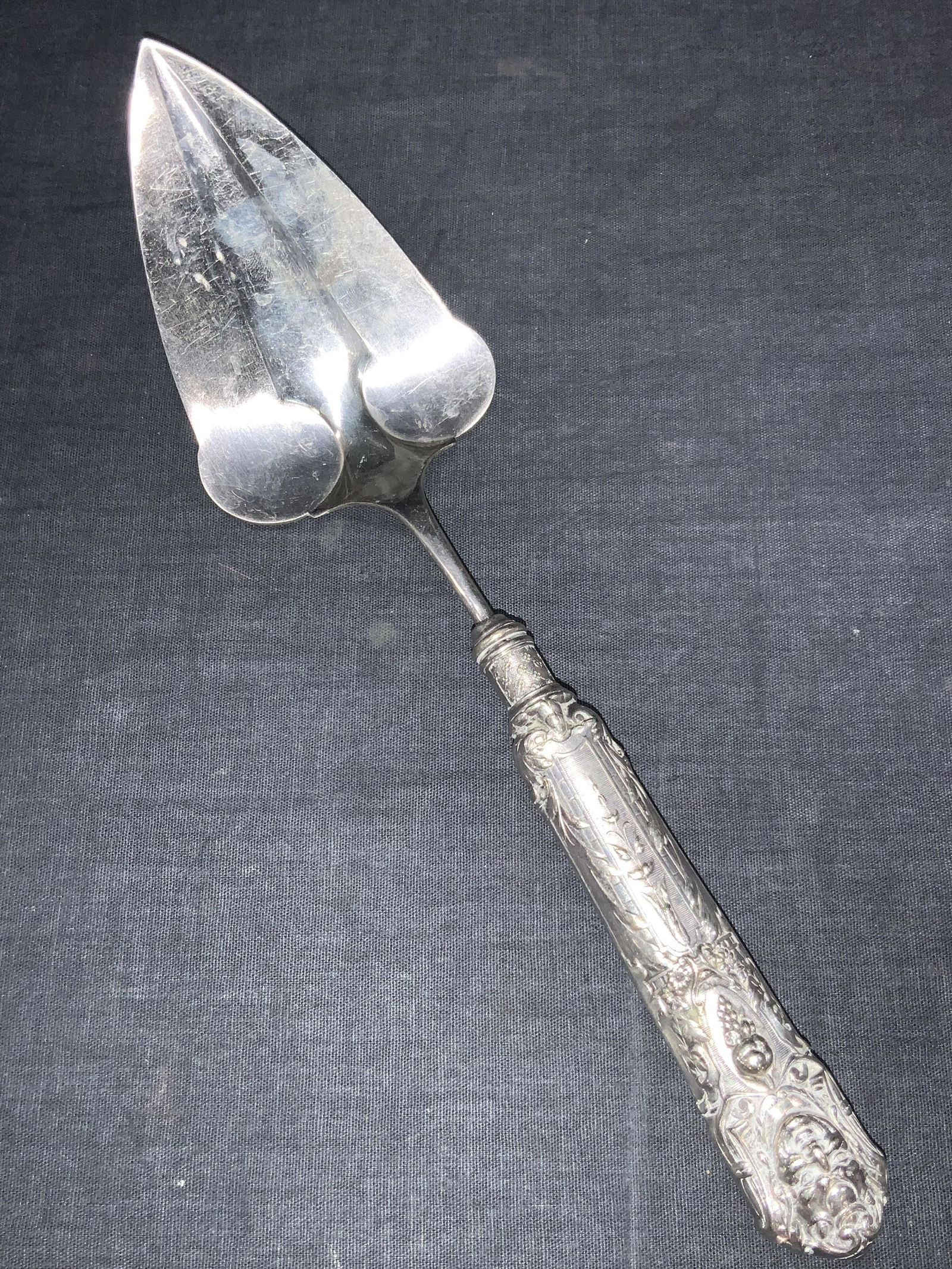 Vintage Silver Plate REED & BARTON Cake Knife (1 of 7)