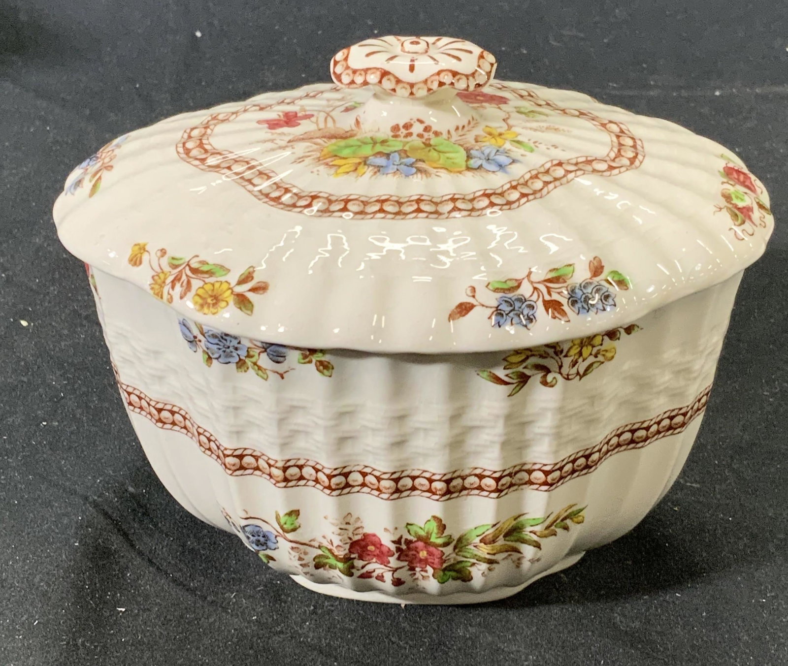 Vintage SPODE Copeland Rosalie Lidded Bowl: Vintage Spode Copeland Rosalie lidded bowl. Vintage circa 1960s. Measures approx. 4.75 x 3.75 x 4 inches. Crazing present. Spode, Spode Copeland, Spode Rosalie, vintage Spode, collectible Spode, table