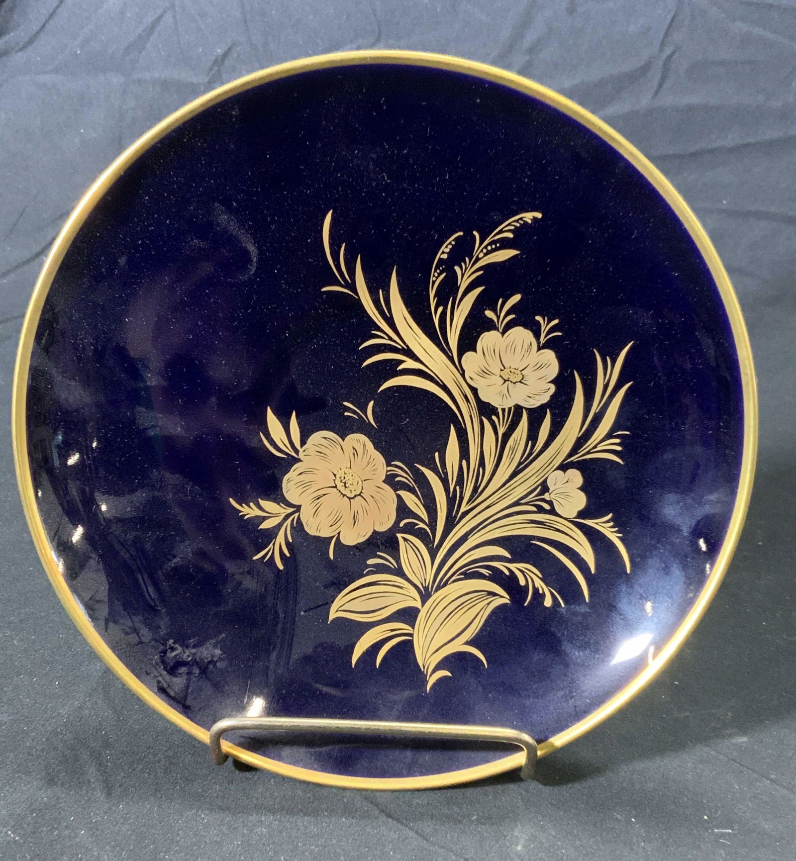 HUTSCHENREUTHER Cobalt Blue Gilt Porcelain Dish: Vintage HUTSCHENREUTHER cobalt blue porcelain dish with gilt details and floral motif. Measures approx. 7.5 inches diameter. Underside marked HUTSCHENREUTHER GERMANY, KOBALT. In good condition, minor