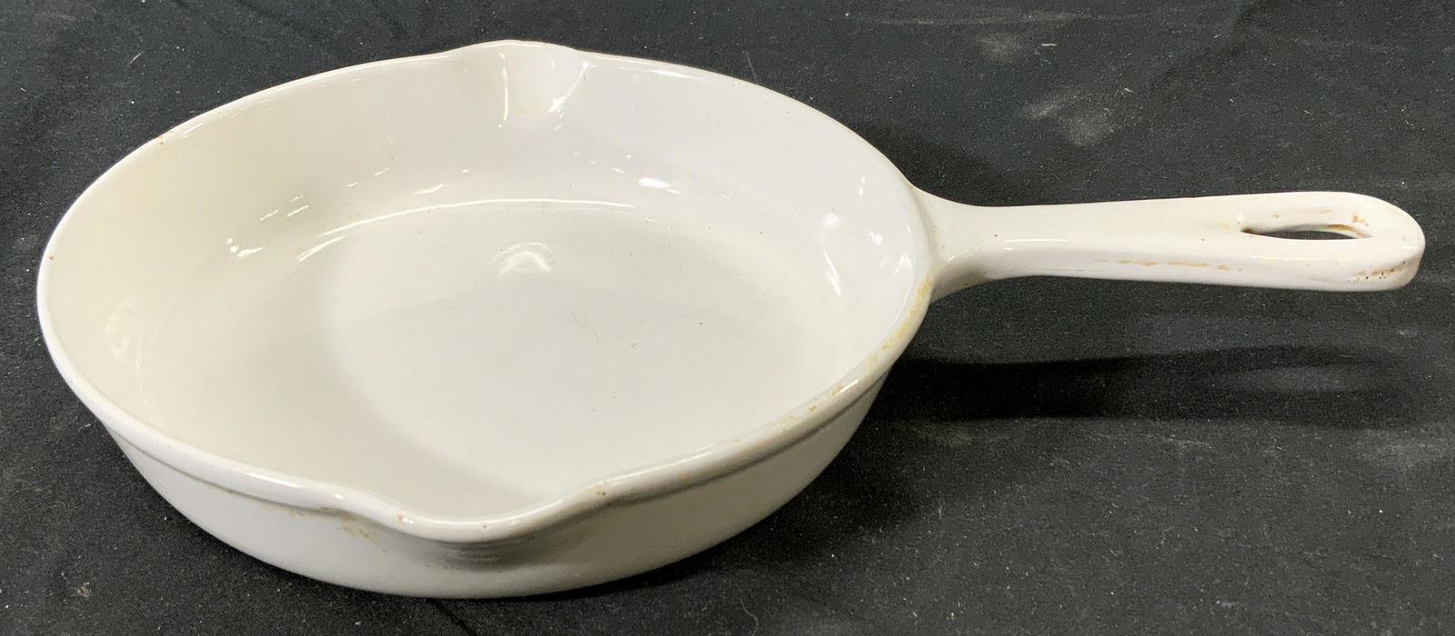 LE CREUSET White Enamel Cast Iron Skillet (1 of 5)