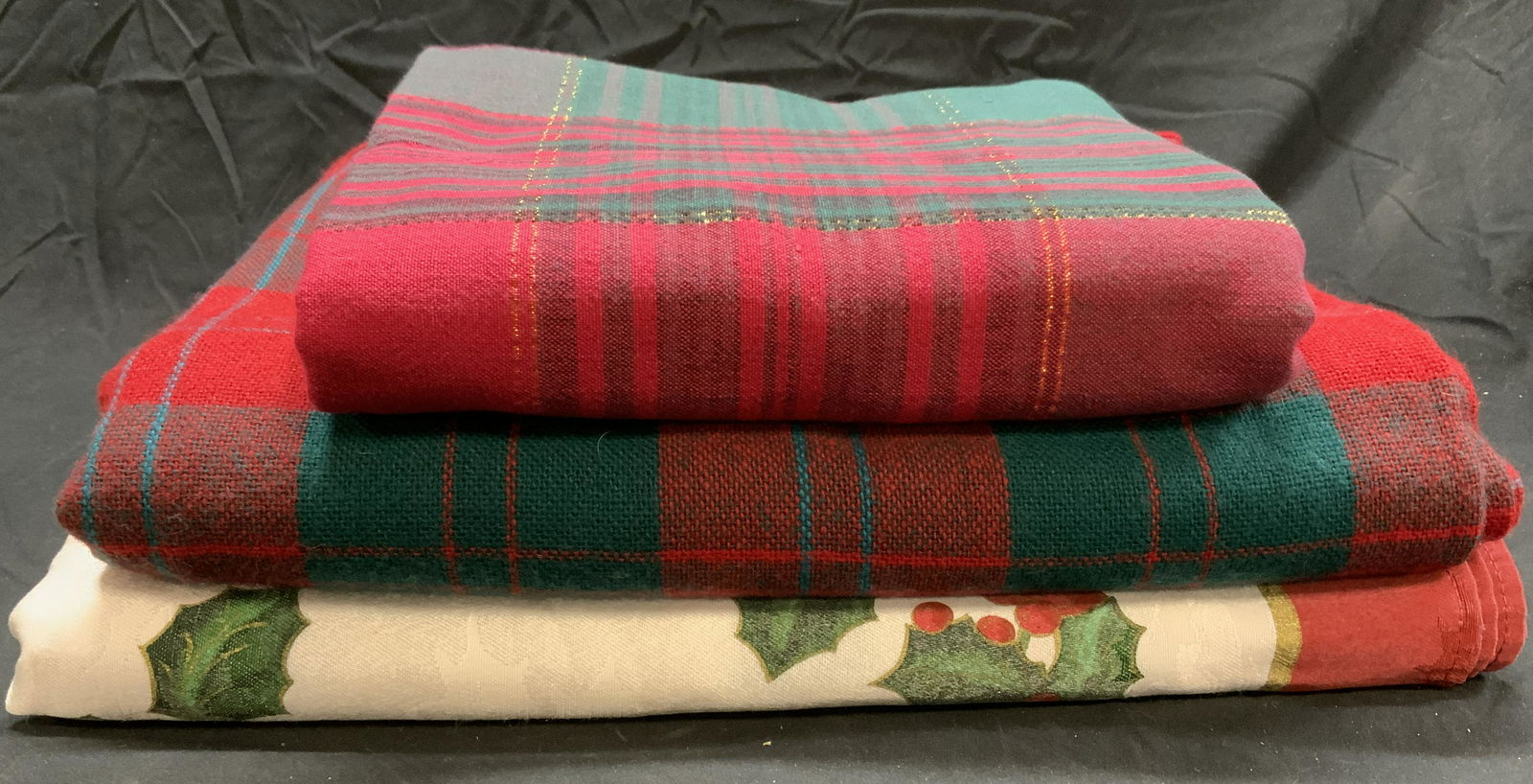 Lot 3 Holiday Table Linens, Tablecloths (1 of 6)