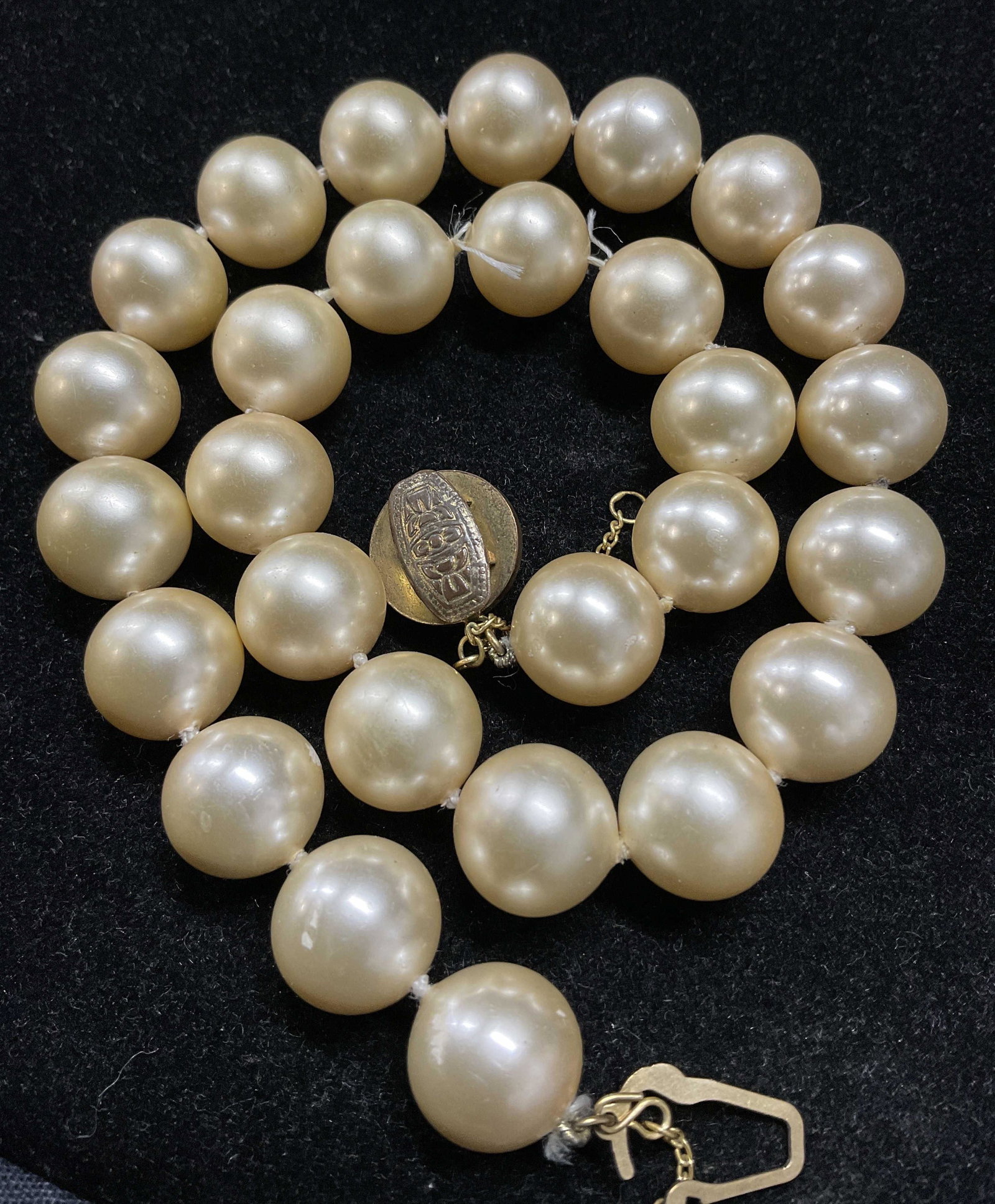 Vintage Pearlescent Choker Necklace: Vintage Pearlescent Choker Necklace. Necklace measures 16.5 inches in length. Closure to back. Minor wear to piece consistent with age. Pearlescent necklace, choker necklace, vintage choker necklace, 
