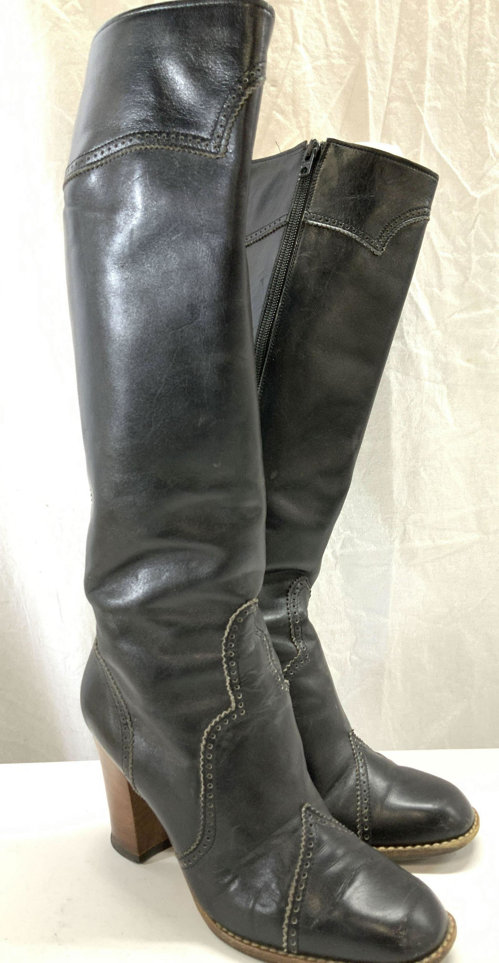 Dolman Italian Leather High Heel Knee Boots, sz 6: Knee length black leather boots, made in Italy. Underside reads ‘veto Cuero’ sz 6 B. Heel Ht 3 in. Southwestern style front stitching. 16.5 in total ht. Wear to underside. Light scuffing to leathe