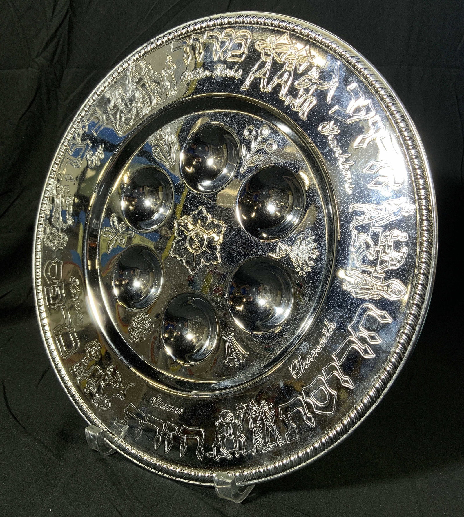 BEN ARI ARTS SEDER Metal Judaica Seder Plate: Underside is inscribed BEN ARI ARTS. Piece is silver toned and metal. Plate has Hebrew characters & other relief detail. Seder plate measures approx 13.5 inches diameter. Plate, judaica, Hebraica, Sed