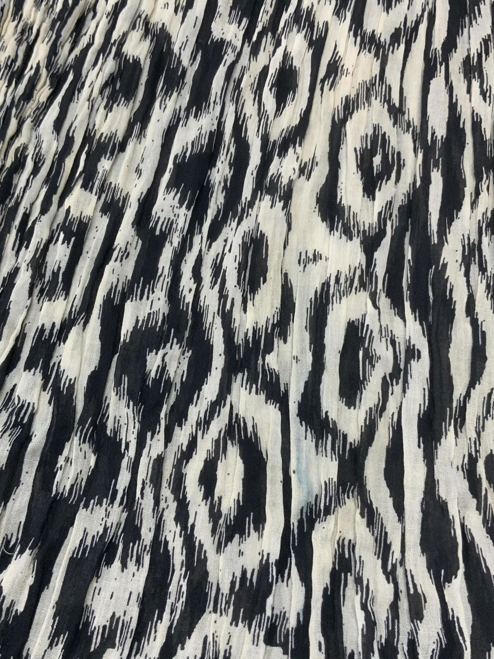 Black & White Geometric Pattern Lightweight Scarf (1 of 4)