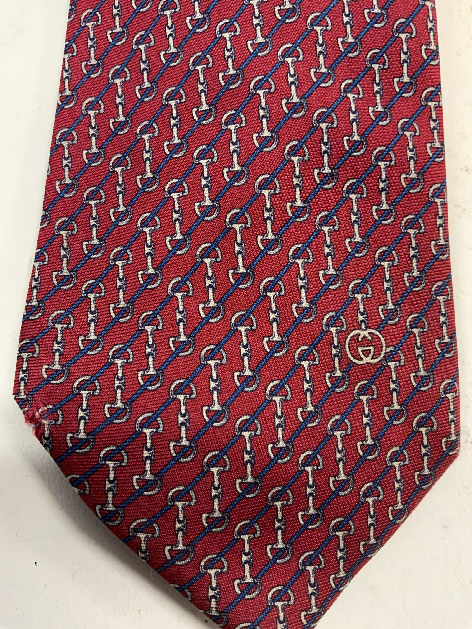 Vintage GUCCI Red Silk Printed Tie: Vintage Gucci red printed silk tie. Gently worn, small hole present. Designer label reads GUCCI. Made in Italy. Measures approx. 60 inches long. Gucci, Gucci tie, Gucci menswear, mens luxury tie, mens