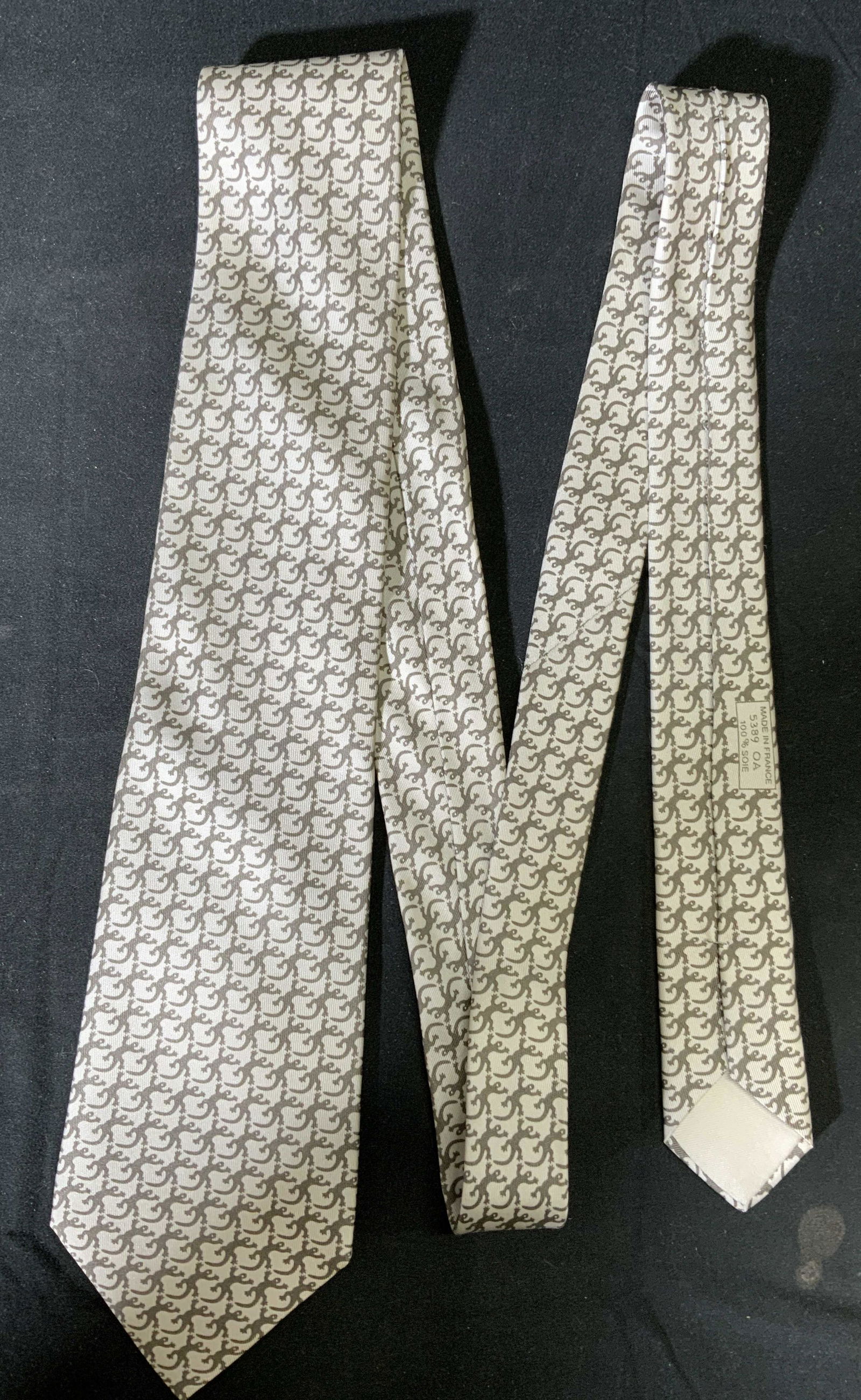 HERMES White & Grey Reptile Silk Tie, Lux Menswear: Hermes white and grey silk tie with lizard/reptile motif. Measures approx. 60 inches long. In good condition. Made in France. Hermes, Hermes tie, Hermes accessories, luxury menswear. Luxury tie, luxur