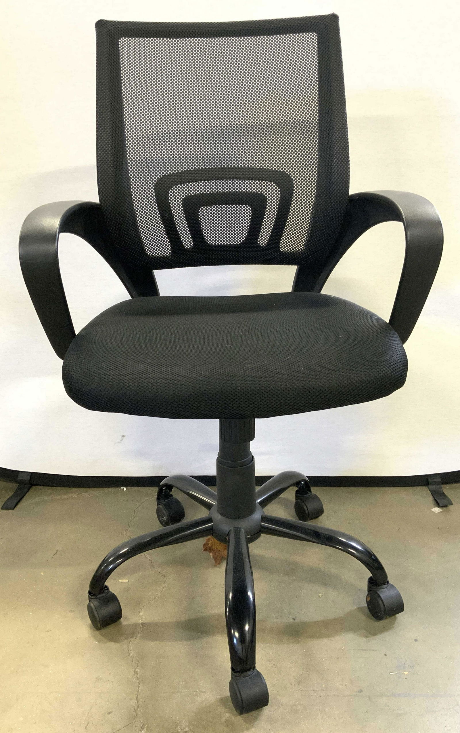 Computer Chair Office Chair In Black On Wheels (1 of 10)