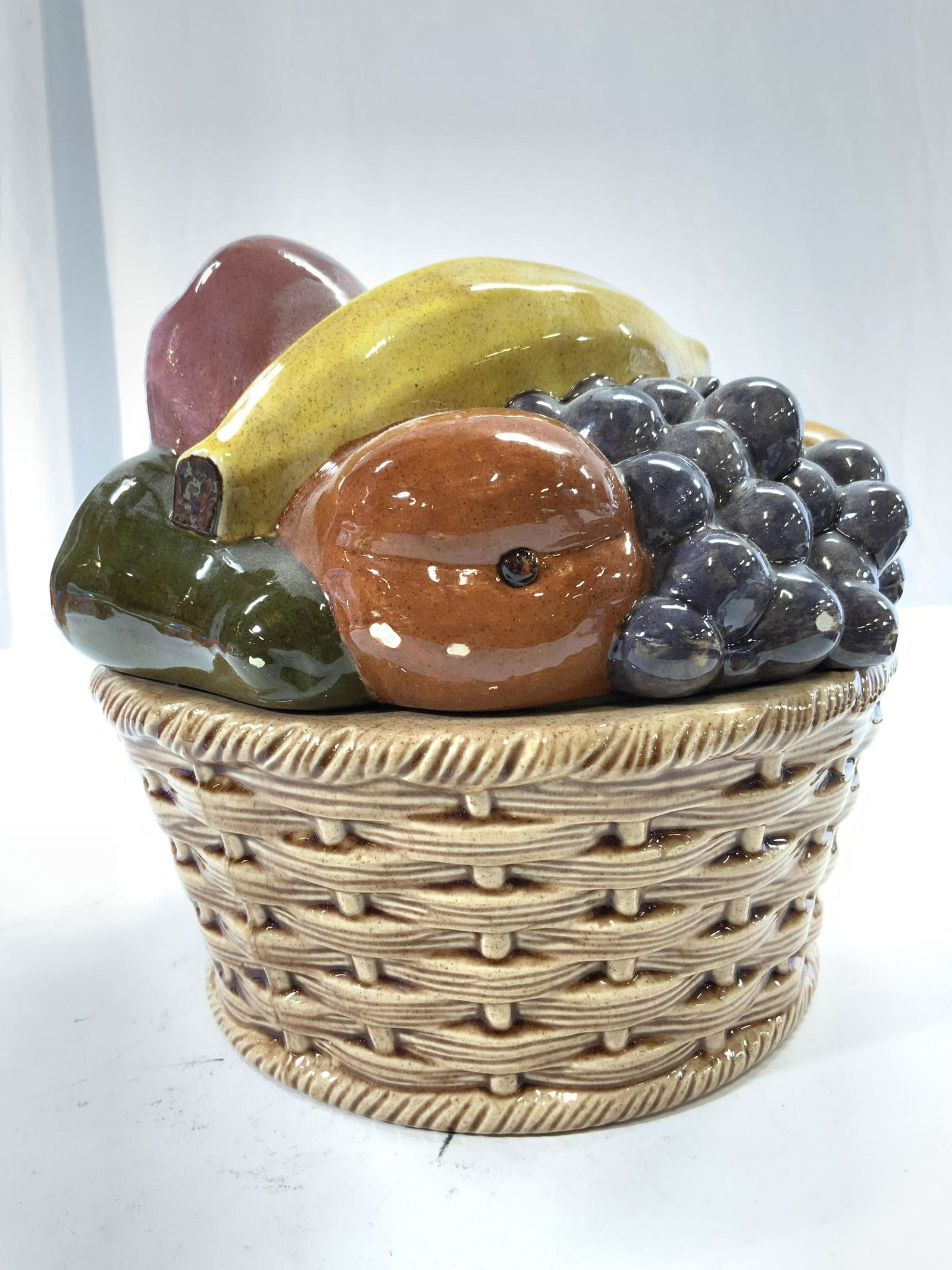 DOLORES CAVALEA Vntg Porcelain Vessel W Fruit Lid (1 of 9)