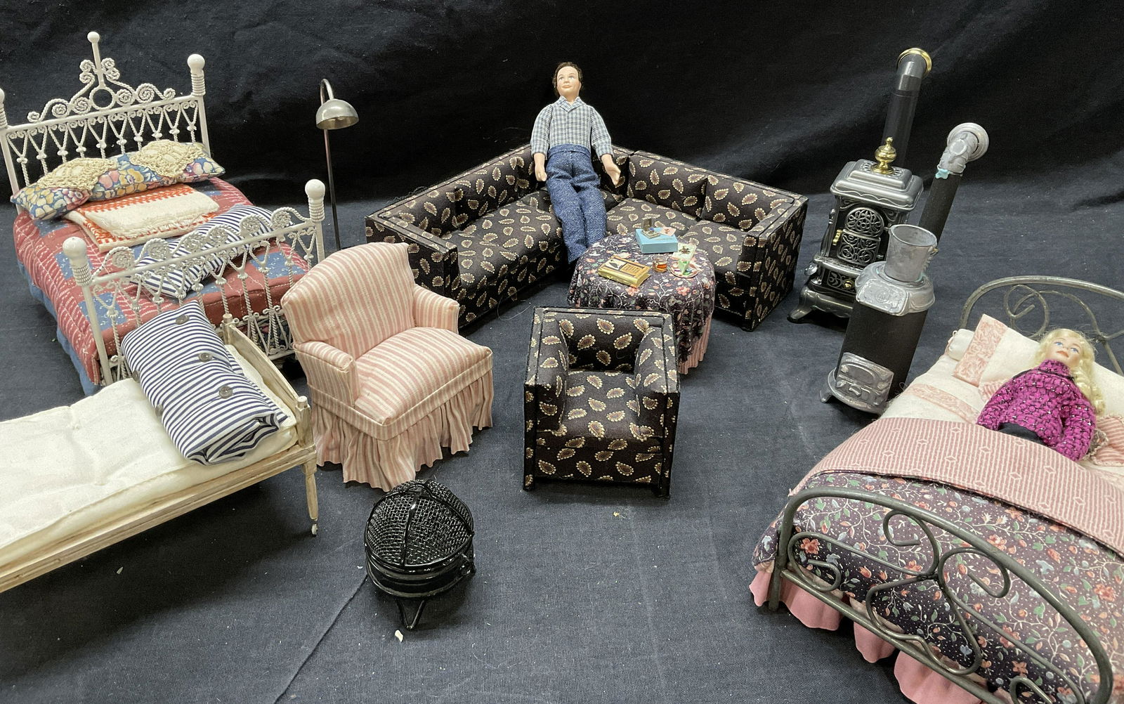 Doll House Miniature Bedroom Accessories & Dolls (1 of 6)