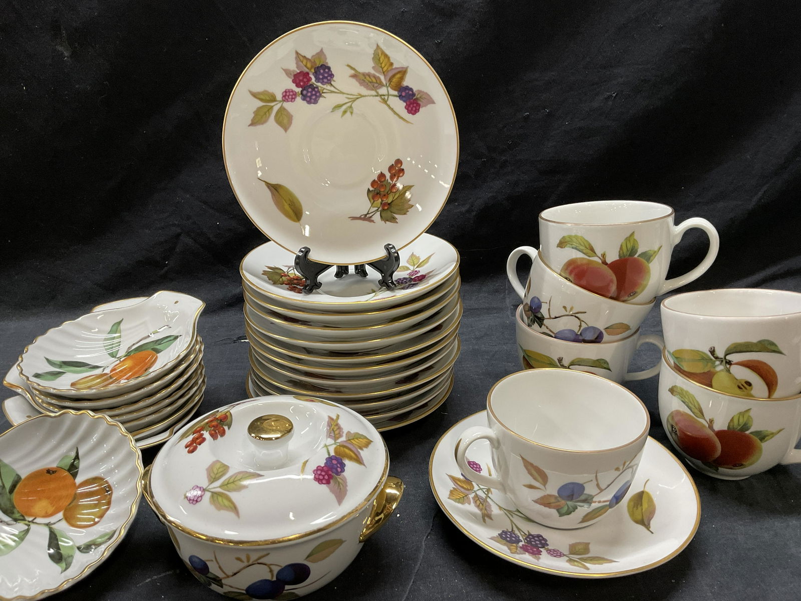 Royal Worcester Dessert Service, Set 28, ENG (1 of 5)