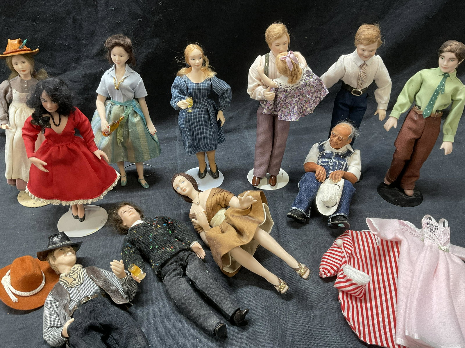 Lot 11 Doll House Dolls & Accessories (1 of 5)